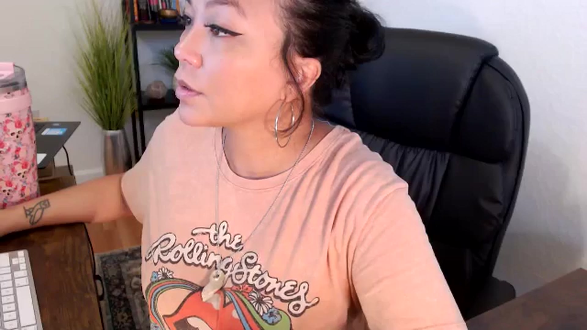 Gallery image thumbnail from MickaylaMinx's myfreecams stream on, 11/19/2024, 17:00 image 13 of 20