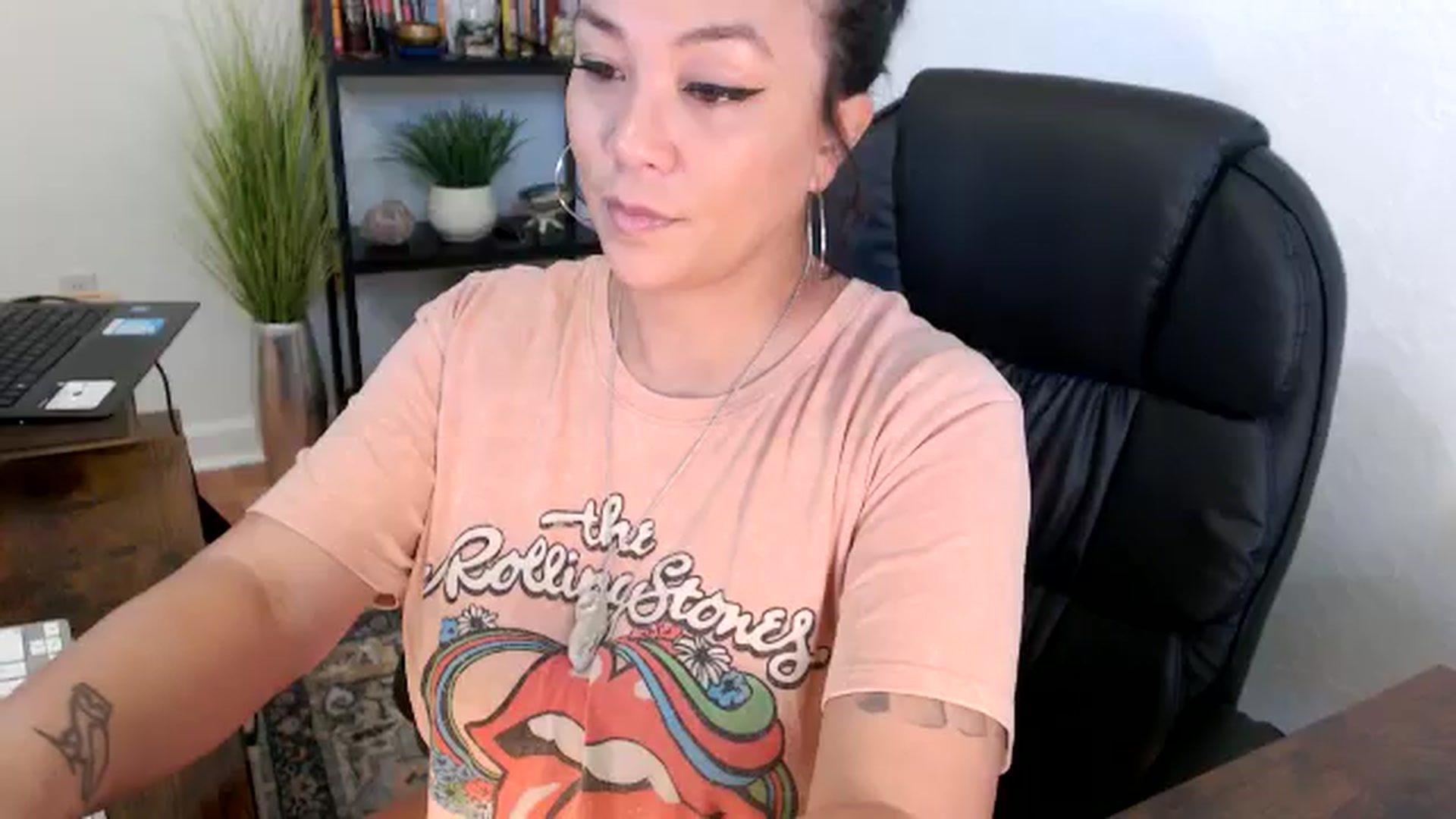 Gallery image thumbnail from MickaylaMinx's myfreecams stream on, 11/19/2024, 17:00 image 20 of 20