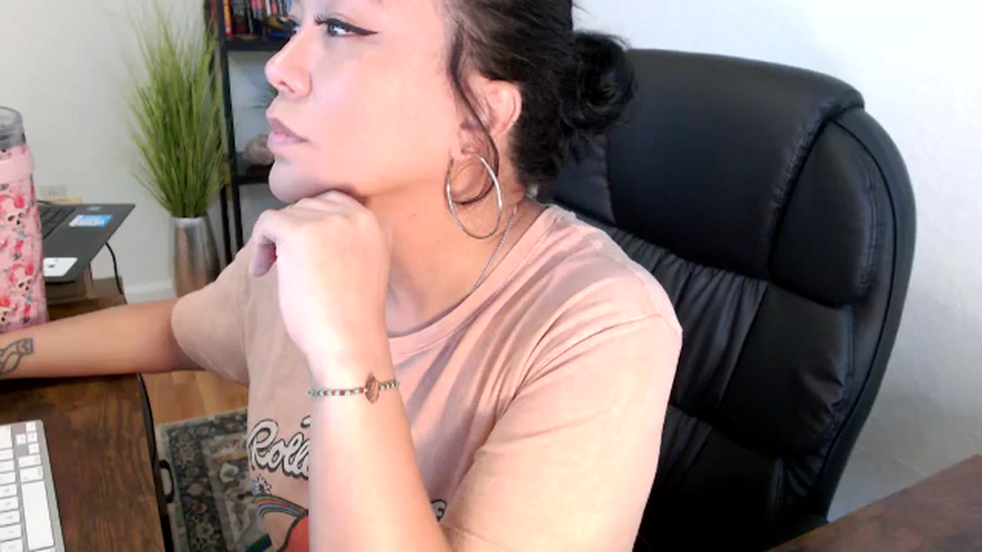 Gallery image thumbnail from MickaylaMinx's myfreecams stream on, 11/19/2024, 17:25 image 2 of 20