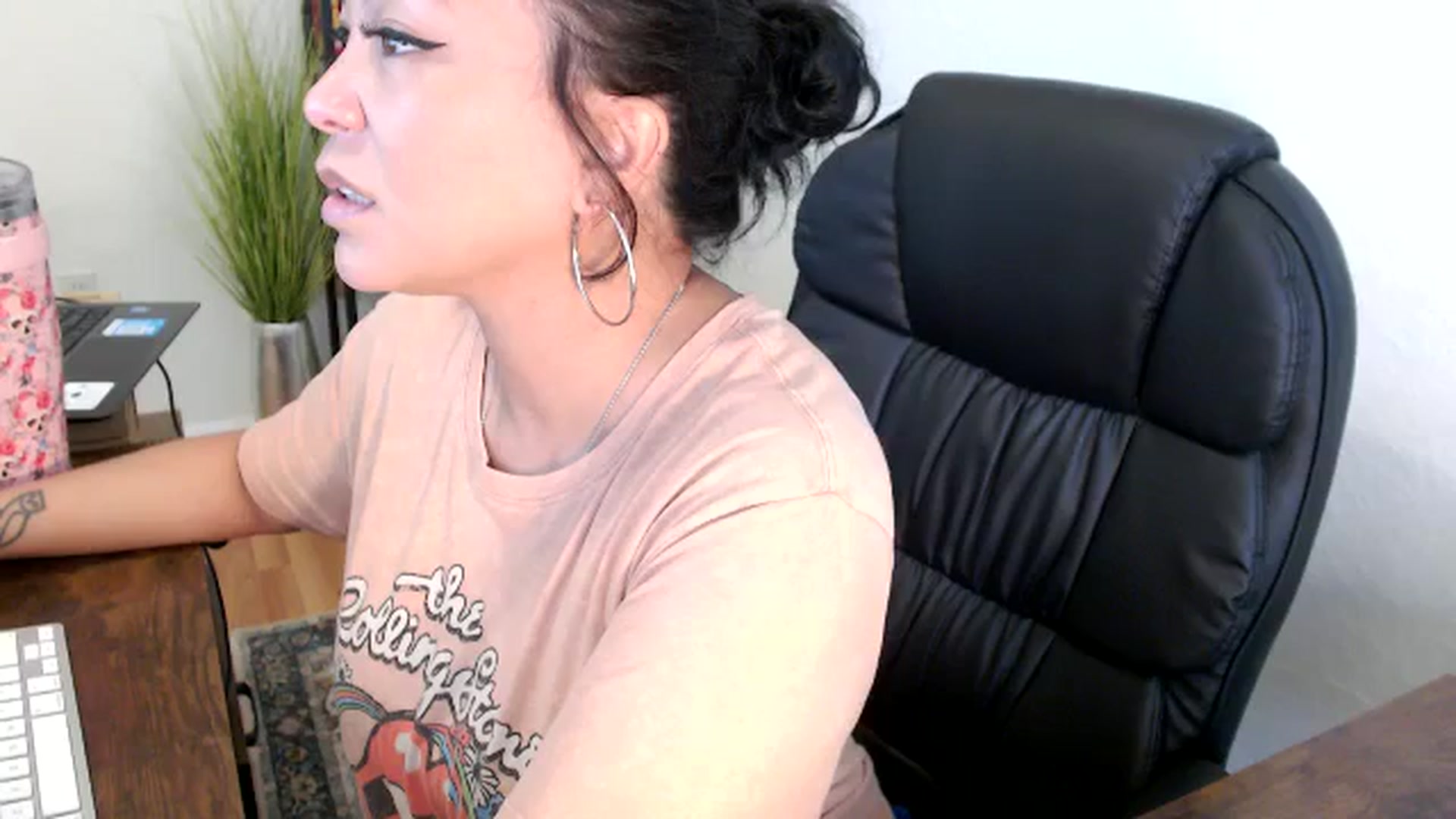 Gallery image thumbnail from MickaylaMinx's myfreecams stream on, 11/19/2024, 17:25 image 1 of 20