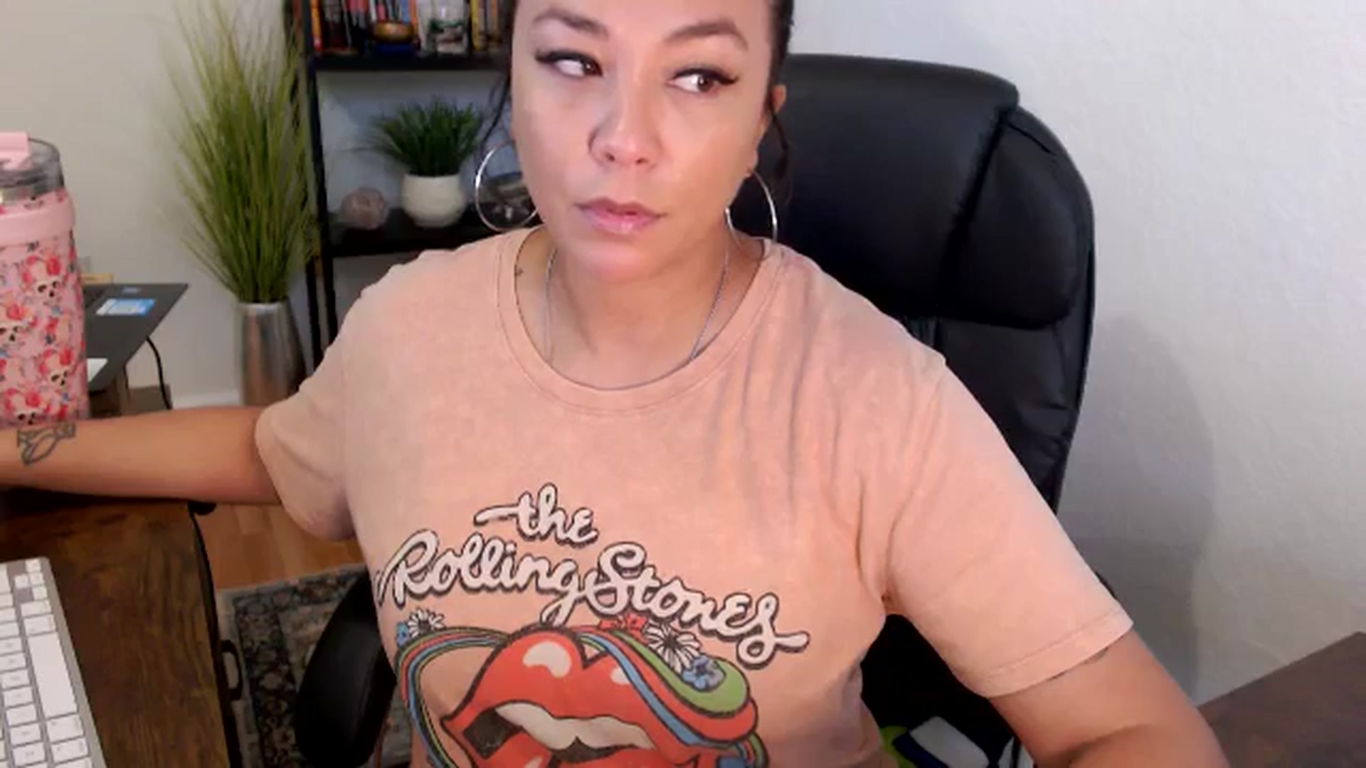 Gallery image thumbnail from MickaylaMinx's myfreecams stream on, 11/19/2024, 17:25 image 12 of 20