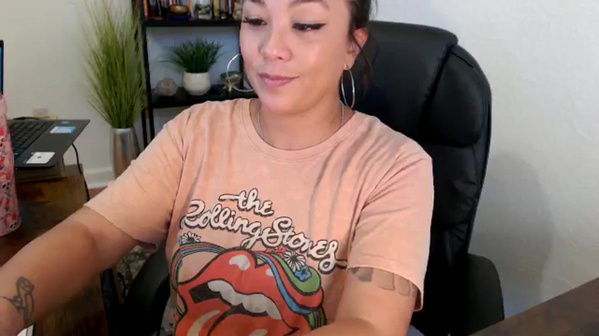 Gallery image thumbnail from MickaylaMinx's myfreecams stream on, 11/19/2024, 19:17 image 5 of 20