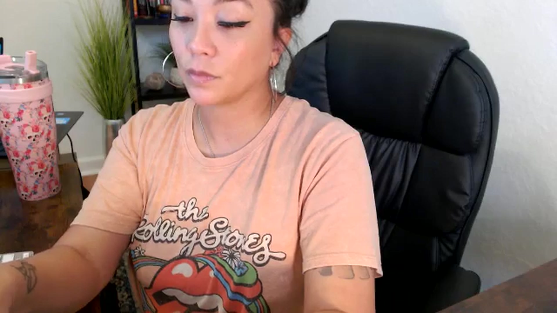 Gallery image thumbnail from MickaylaMinx's myfreecams stream on, 11/19/2024, 19:17 image 19 of 20