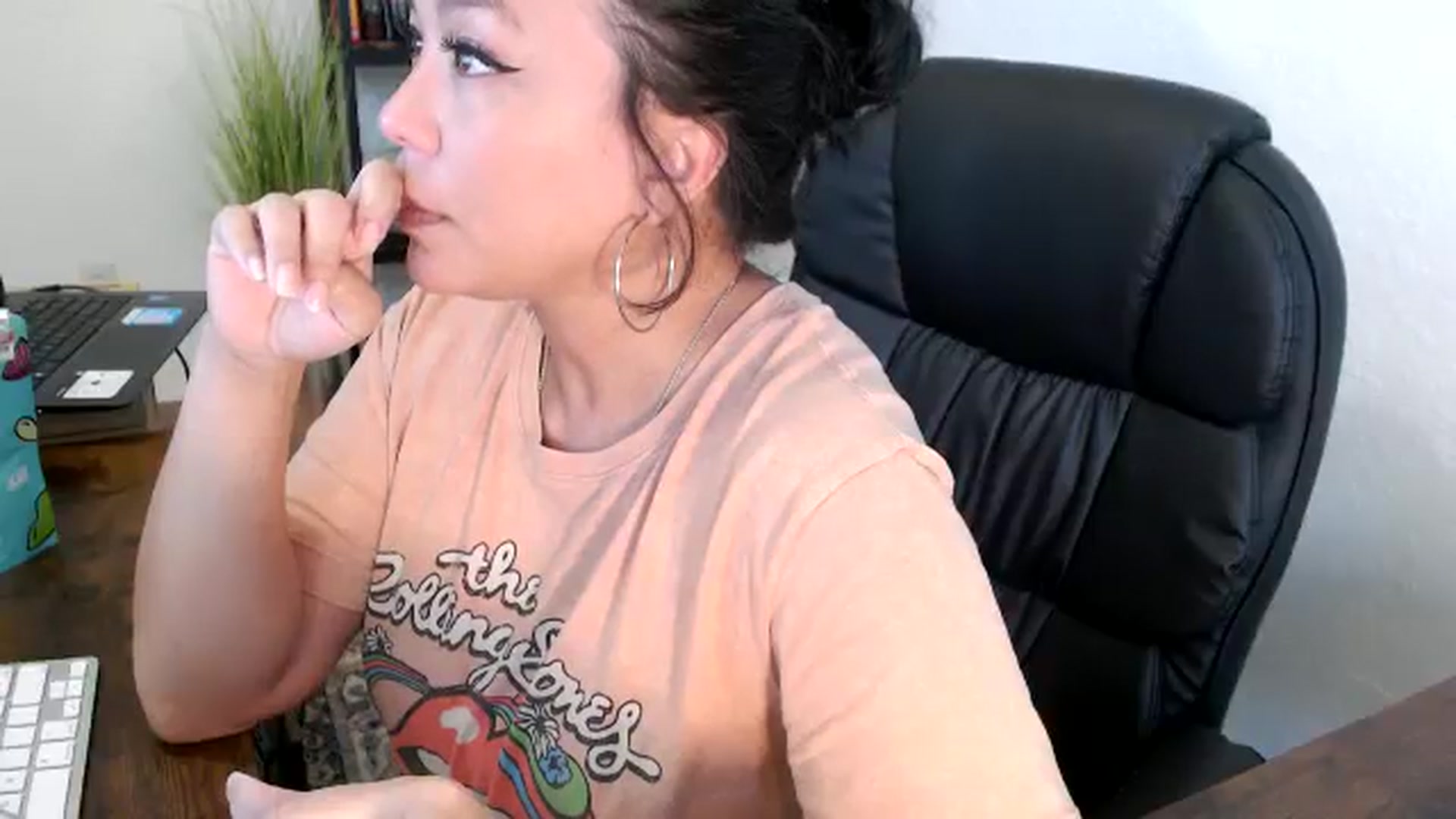 Gallery image thumbnail from MickaylaMinx's myfreecams stream on, 11/19/2024, 19:17 image 2 of 20