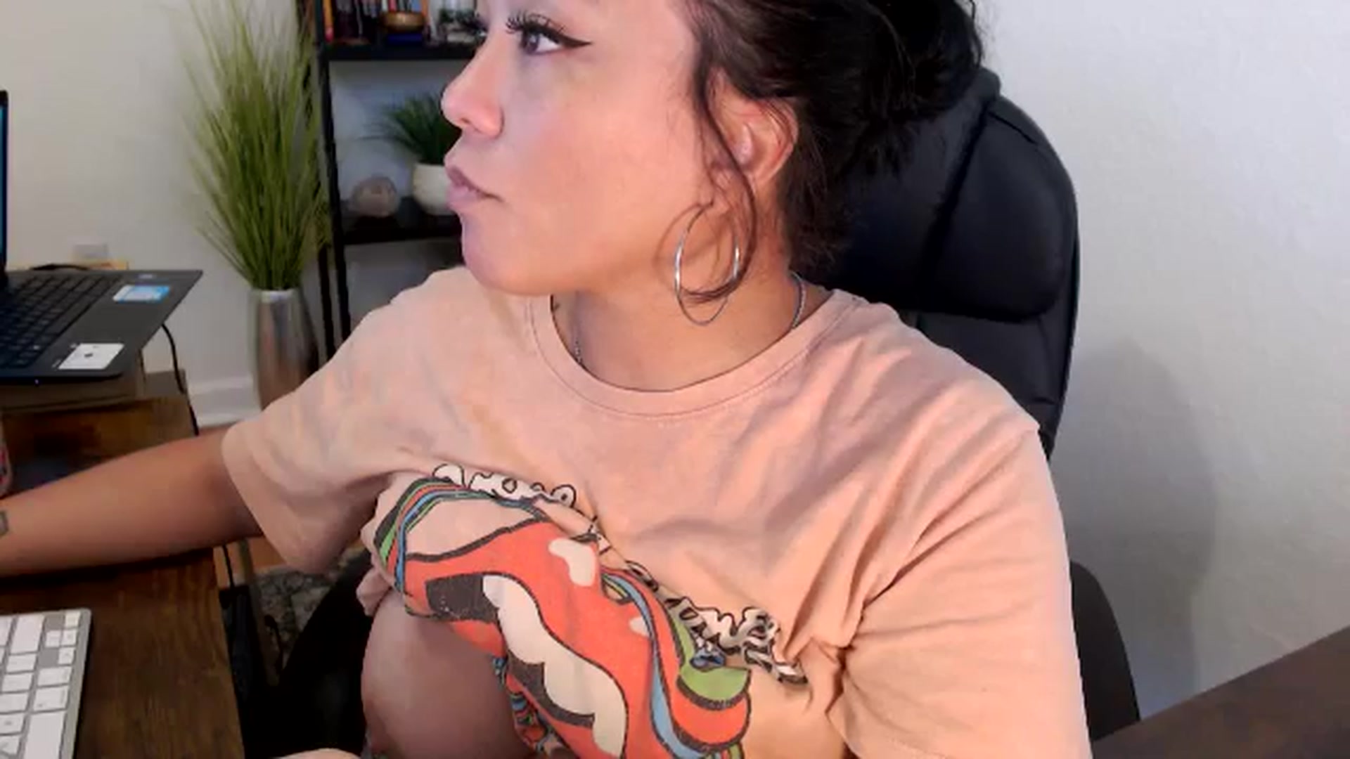 Gallery image thumbnail from MickaylaMinx's myfreecams stream on, 11/19/2024, 19:17 image 4 of 20