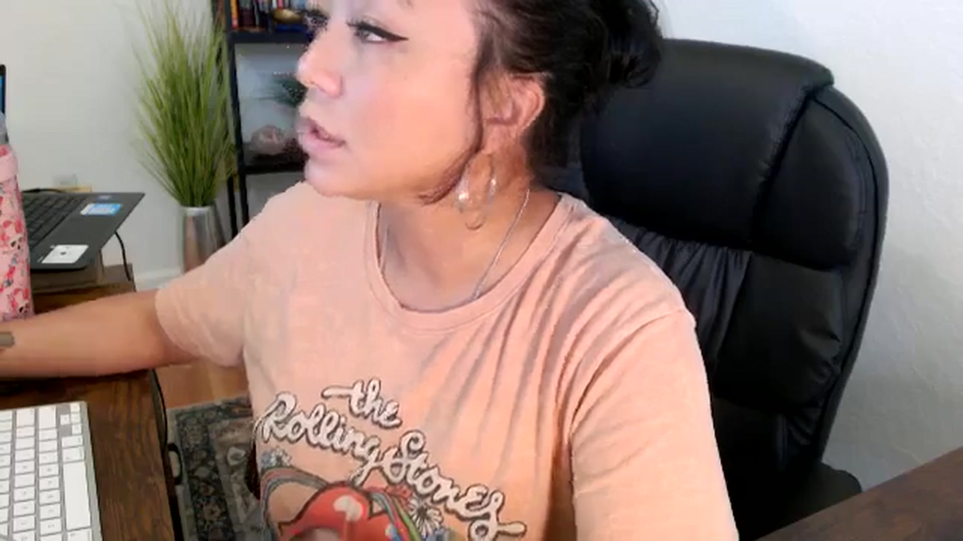 Gallery image thumbnail from MickaylaMinx's myfreecams stream on, 11/19/2024, 20:23 image 8 of 20