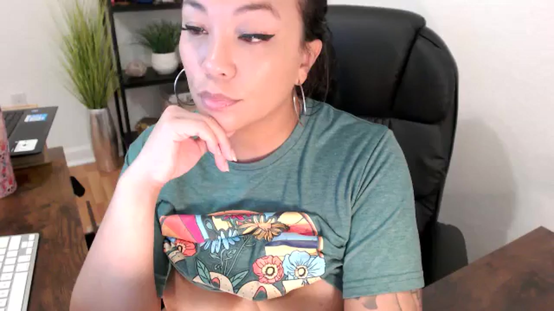 Gallery image thumbnail from MickaylaMinx's myfreecams stream on, 11/20/2024, 17:26 image 9 of 20