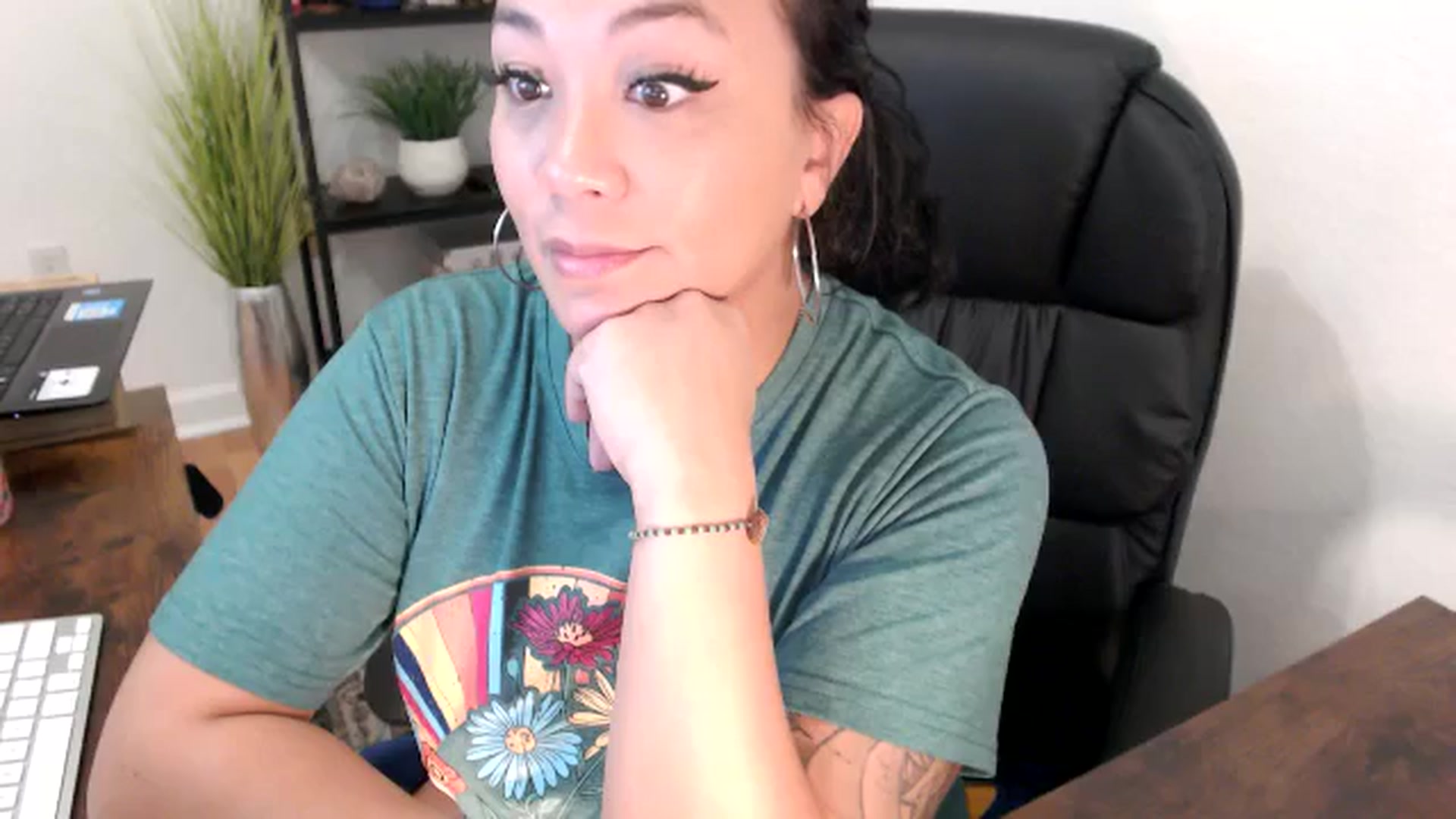 Gallery image thumbnail from MickaylaMinx's myfreecams stream on, 11/20/2024, 17:26 image 3 of 20