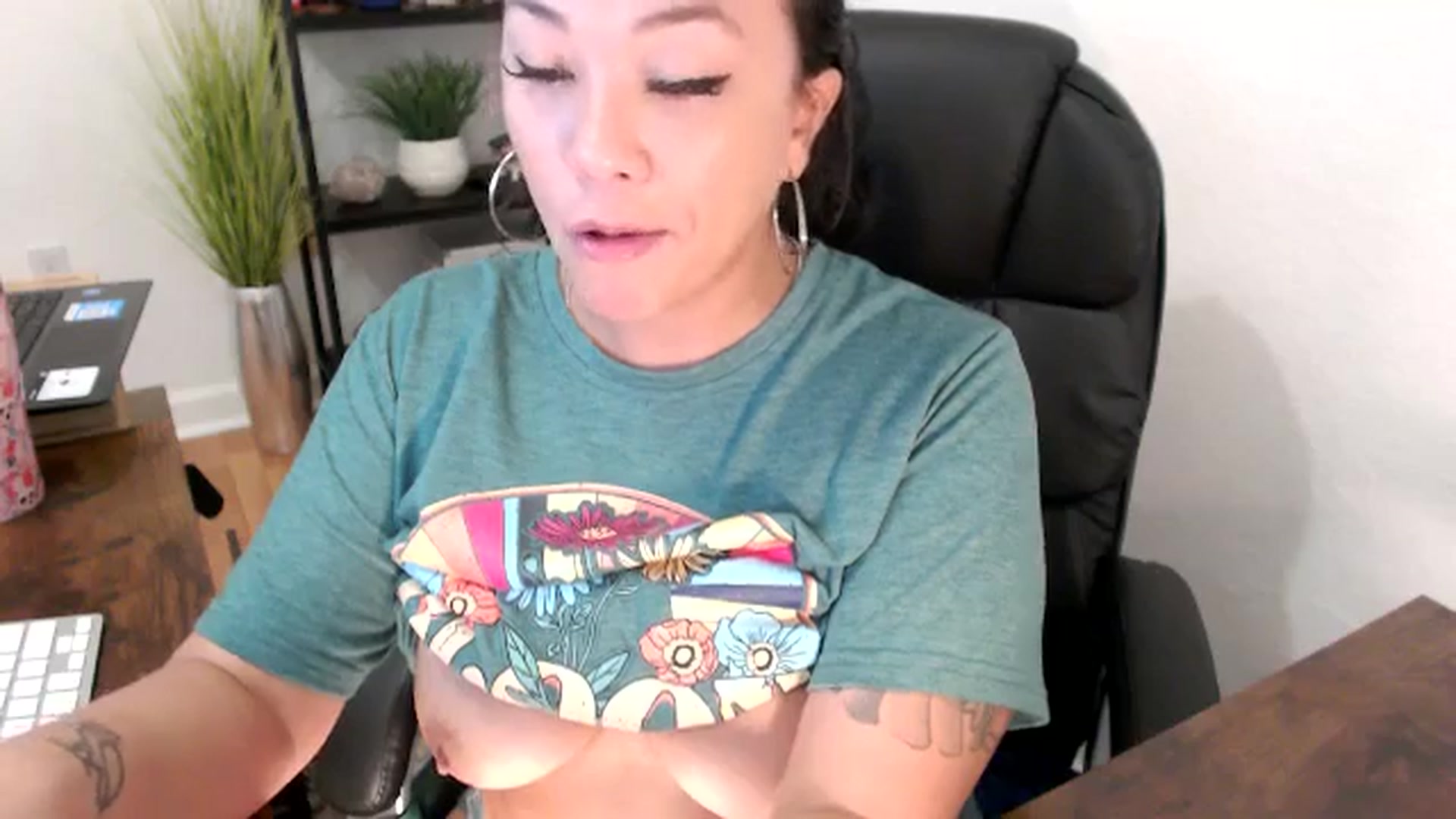 Gallery image thumbnail from MickaylaMinx's myfreecams stream on, 11/20/2024, 17:26 image 14 of 20