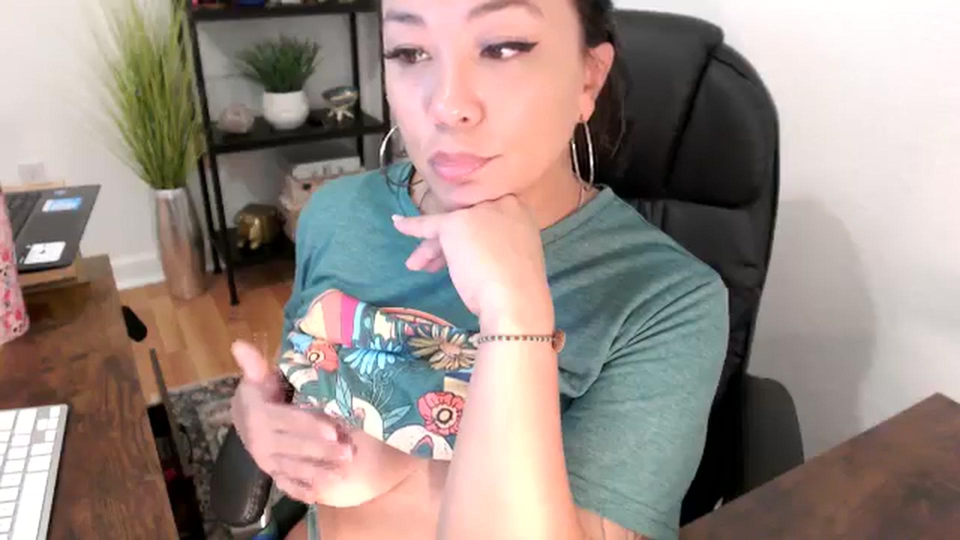 Gallery image thumbnail from MickaylaMinx's myfreecams stream on, 11/20/2024, 17:26 image 12 of 20