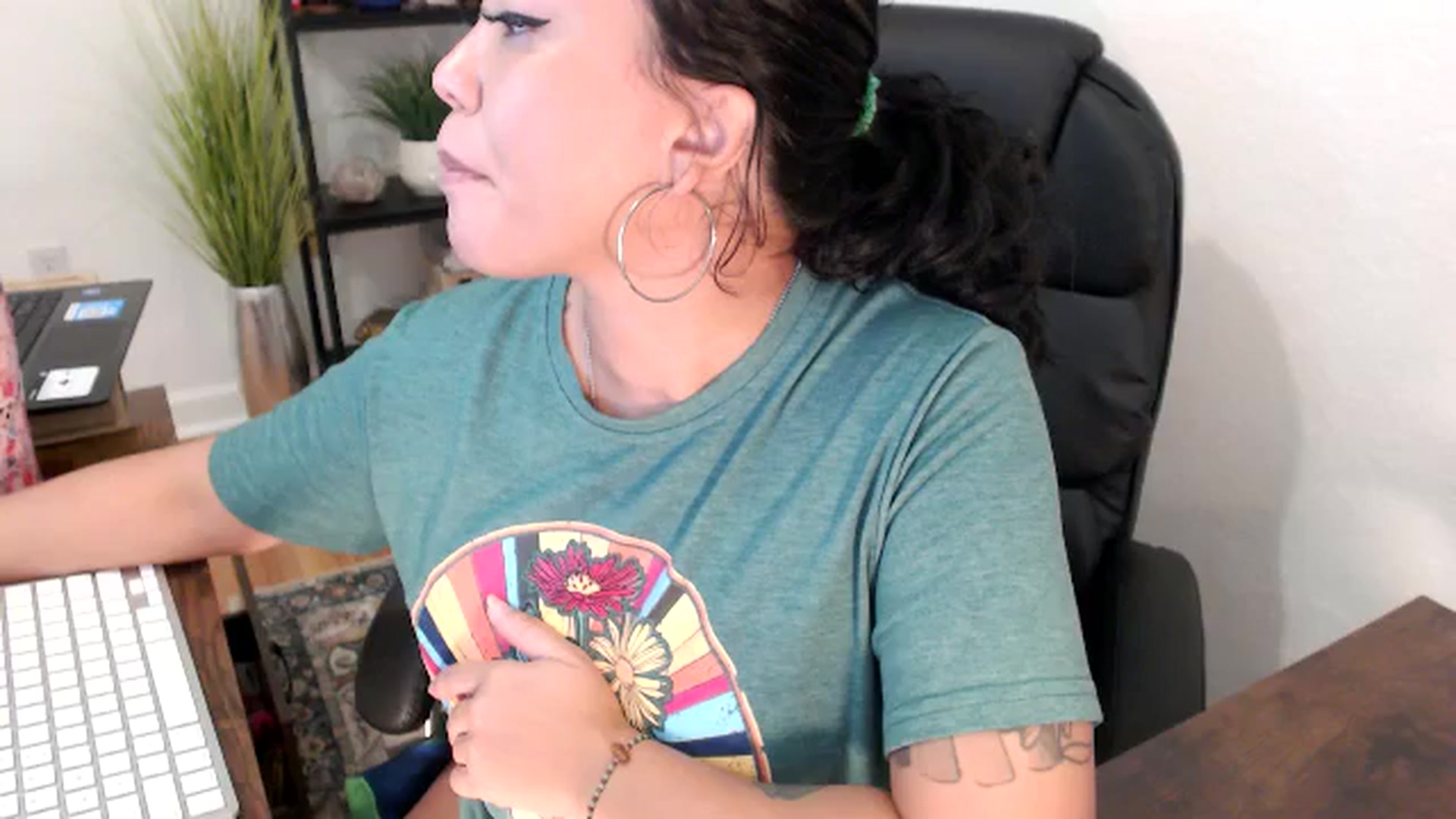 Gallery image thumbnail from MickaylaMinx's myfreecams stream on, 11/20/2024, 17:26 image 18 of 20