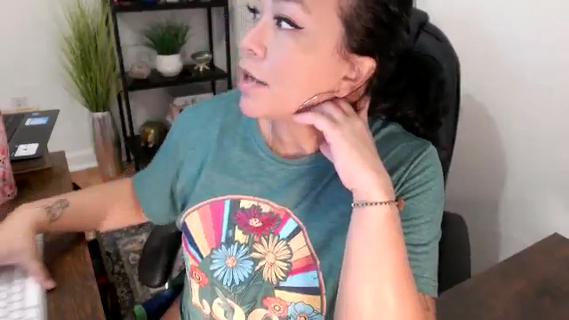 Gallery image thumbnail from MickaylaMinx's myfreecams stream on, 11/20/2024, 17:26 image 17 of 20
