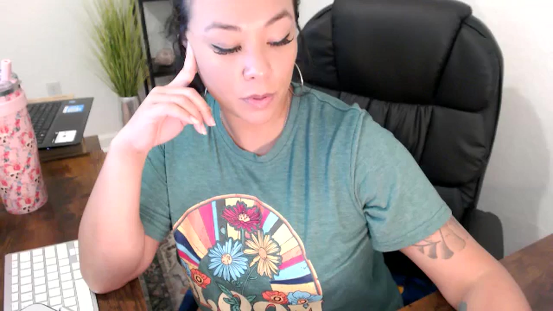 Gallery image thumbnail from MickaylaMinx's myfreecams stream on, 11/20/2024, 19:45 image 18 of 20