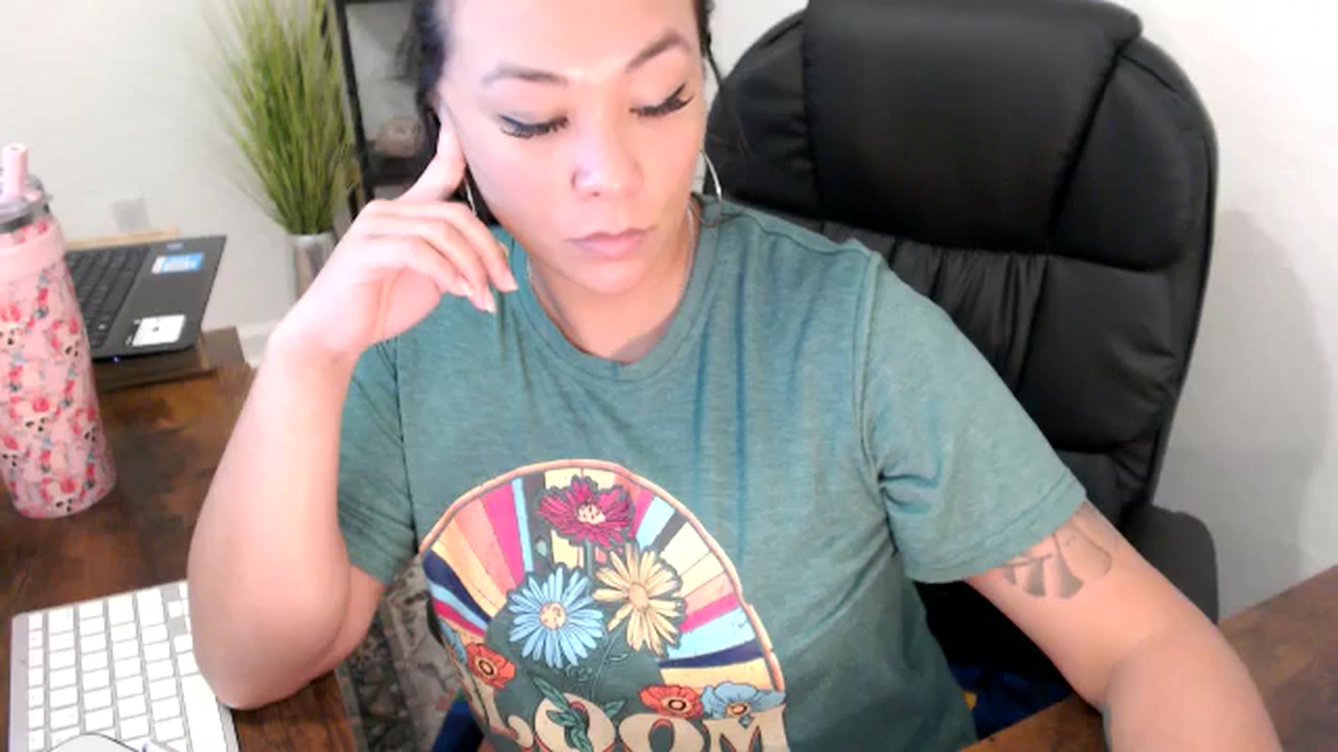 Gallery image thumbnail from MickaylaMinx's myfreecams stream on, 11/20/2024, 19:45 image 19 of 20