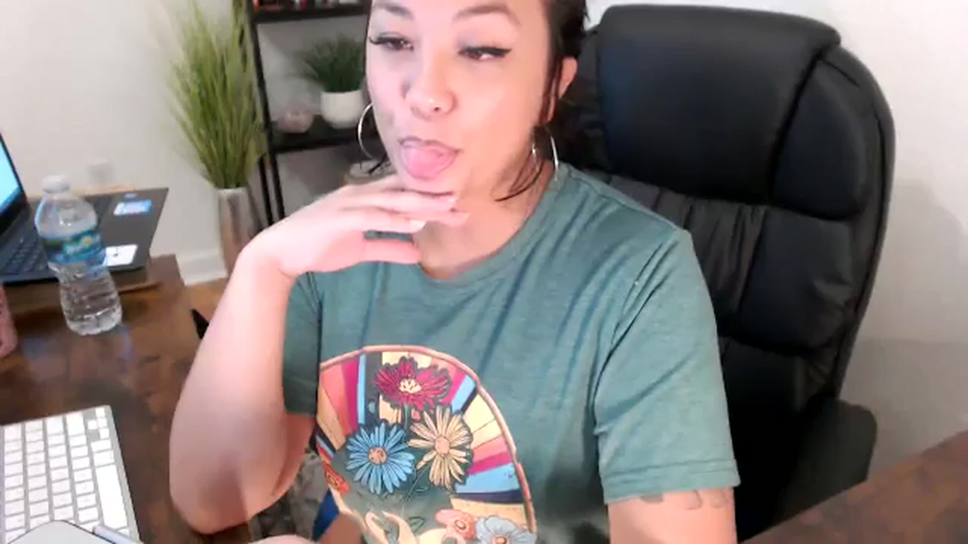Gallery image thumbnail from MickaylaMinx's myfreecams stream on, 11/20/2024, 21:54 image 15 of 20