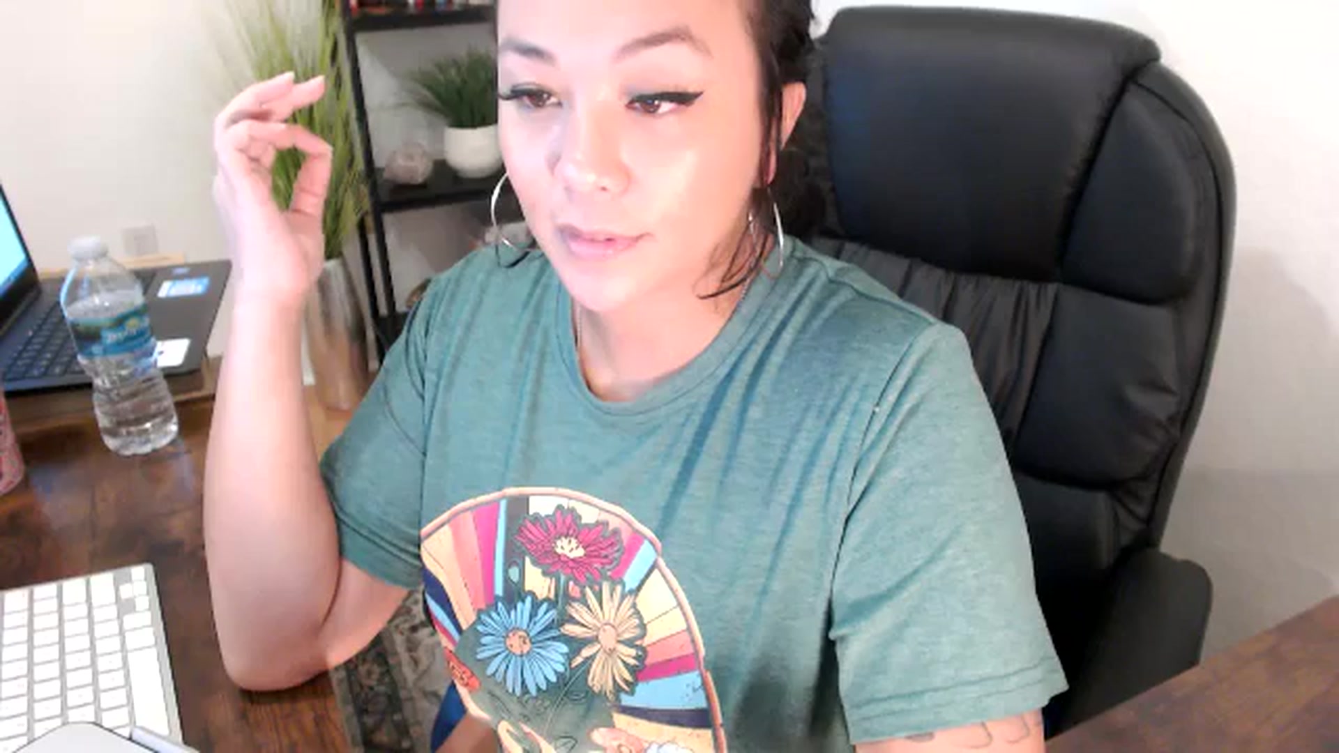 Gallery image thumbnail from MickaylaMinx's myfreecams stream on, 11/20/2024, 21:54 image 17 of 20
