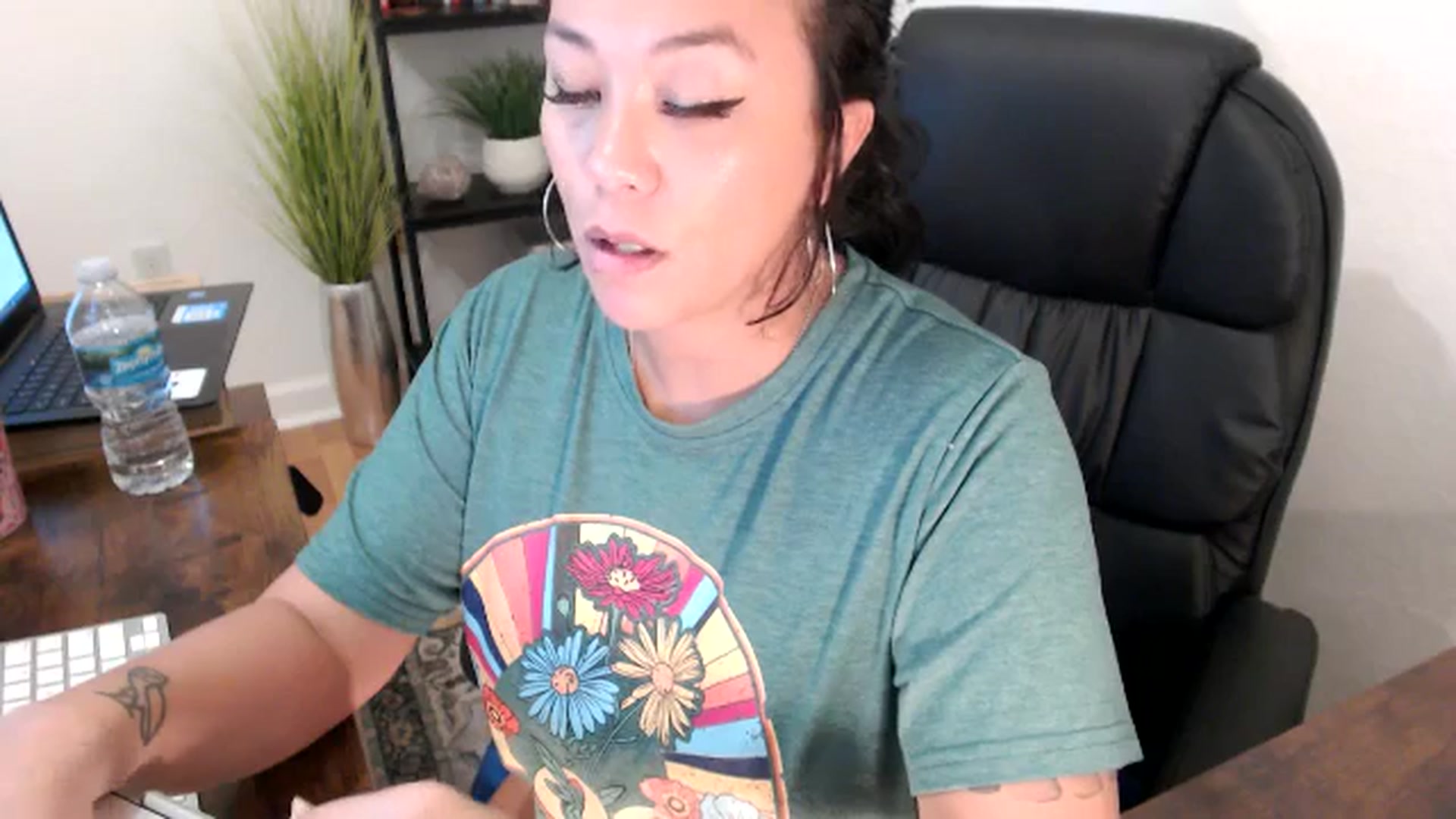 Gallery image thumbnail from MickaylaMinx's myfreecams stream on, 11/20/2024, 21:54 image 16 of 20