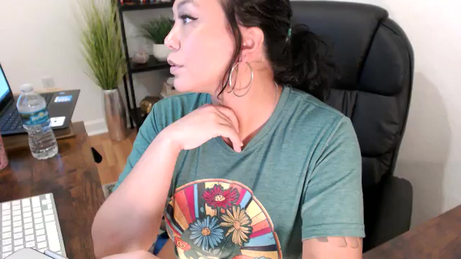 Gallery image thumbnail from MickaylaMinx's myfreecams stream on, 11/20/2024, 21:54 image 10 of 20