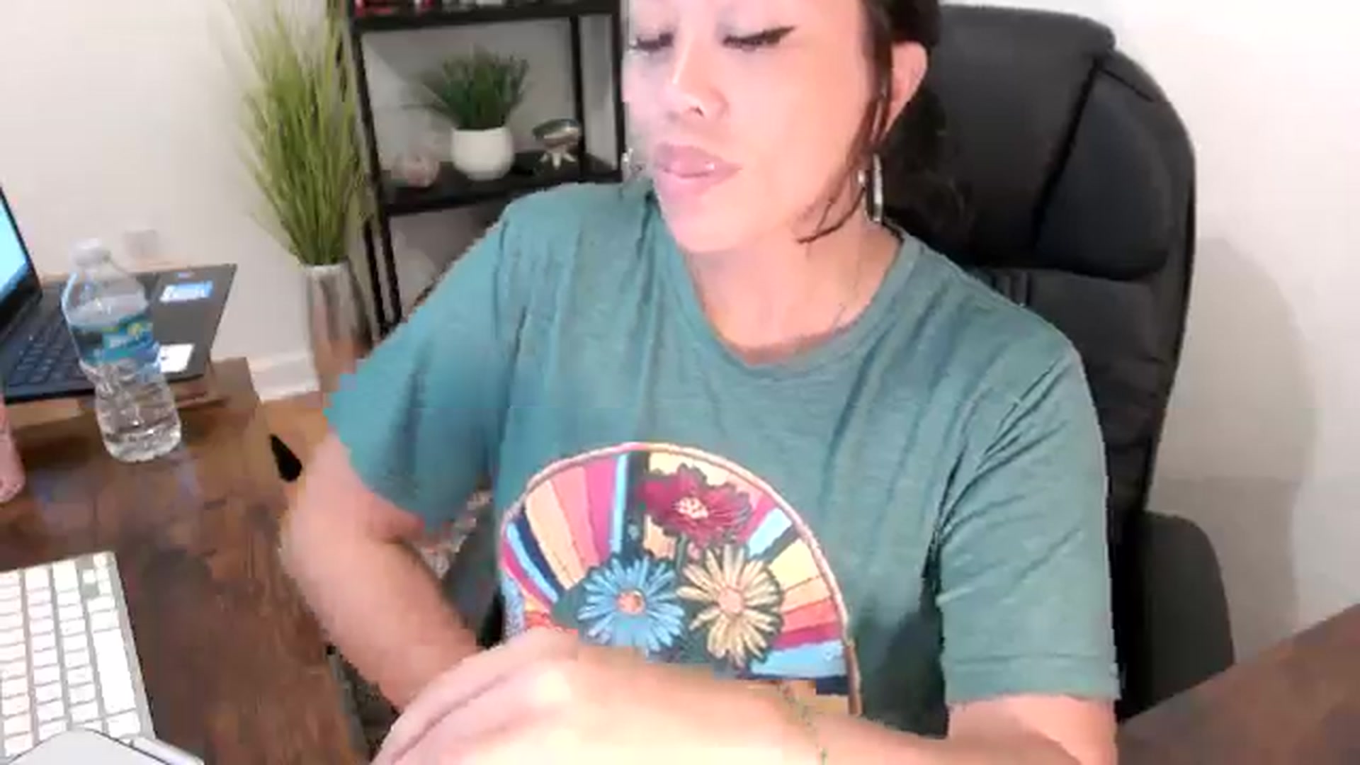 Gallery image thumbnail from MickaylaMinx's myfreecams stream on, 11/20/2024, 22:08 image 8 of 20
