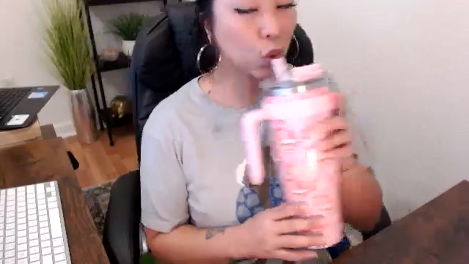 Gallery image thumbnail from MickaylaMinx's myfreecams stream on, 11/21/2024, 16:10 image 18 of 20