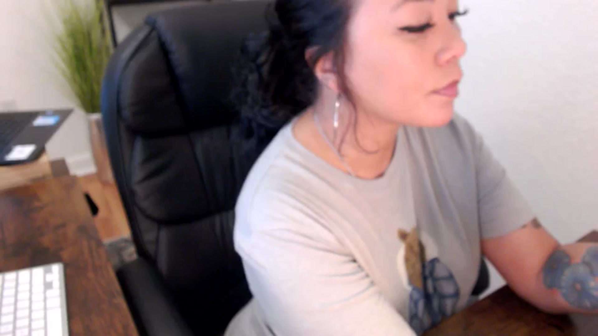 Gallery image thumbnail from MickaylaMinx's myfreecams stream on, 11/21/2024, 16:10 image 11 of 20