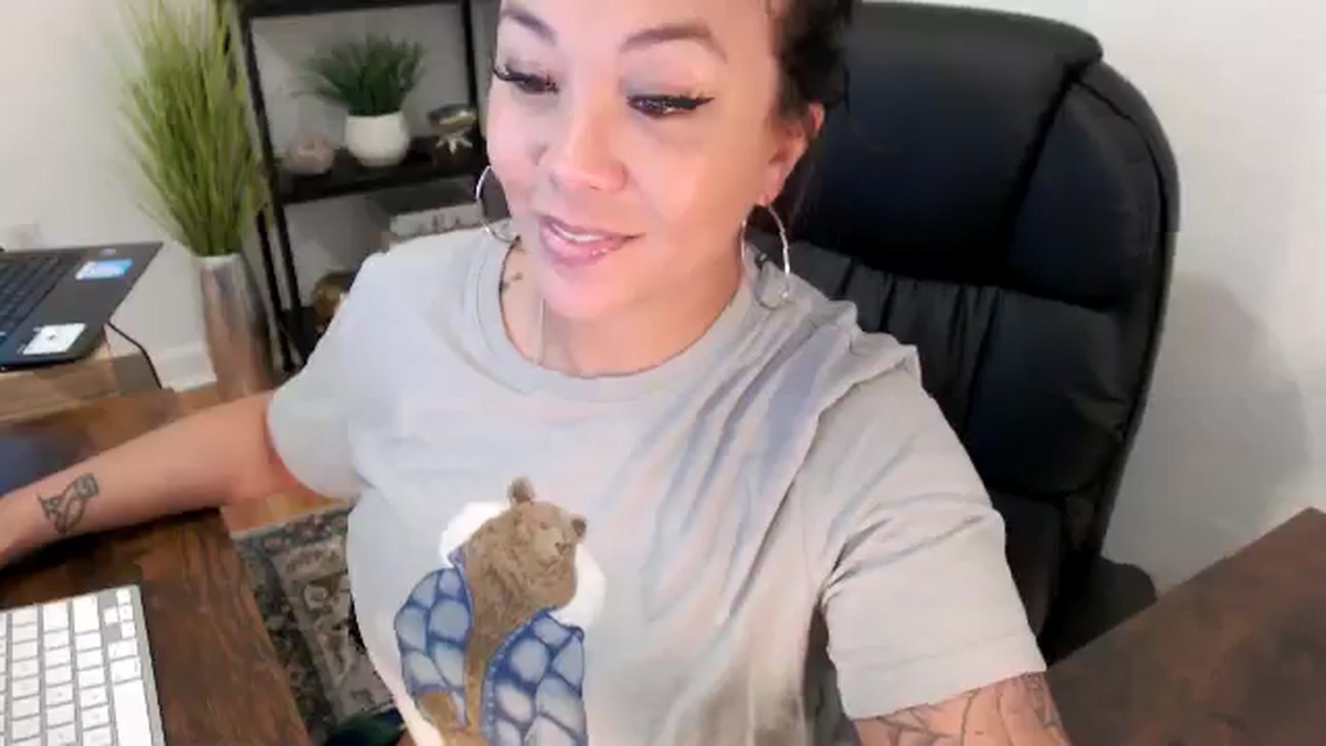 Gallery image thumbnail from MickaylaMinx's myfreecams stream on, 11/21/2024, 18:59 image 6 of 20