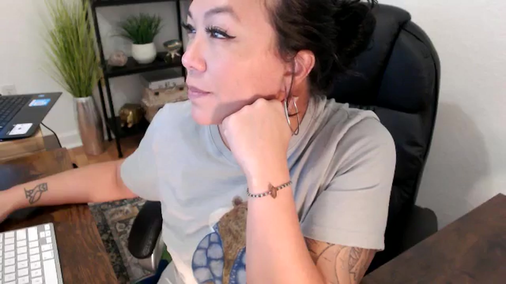 Gallery image thumbnail from MickaylaMinx's myfreecams stream on, 11/21/2024, 18:59 image 4 of 20