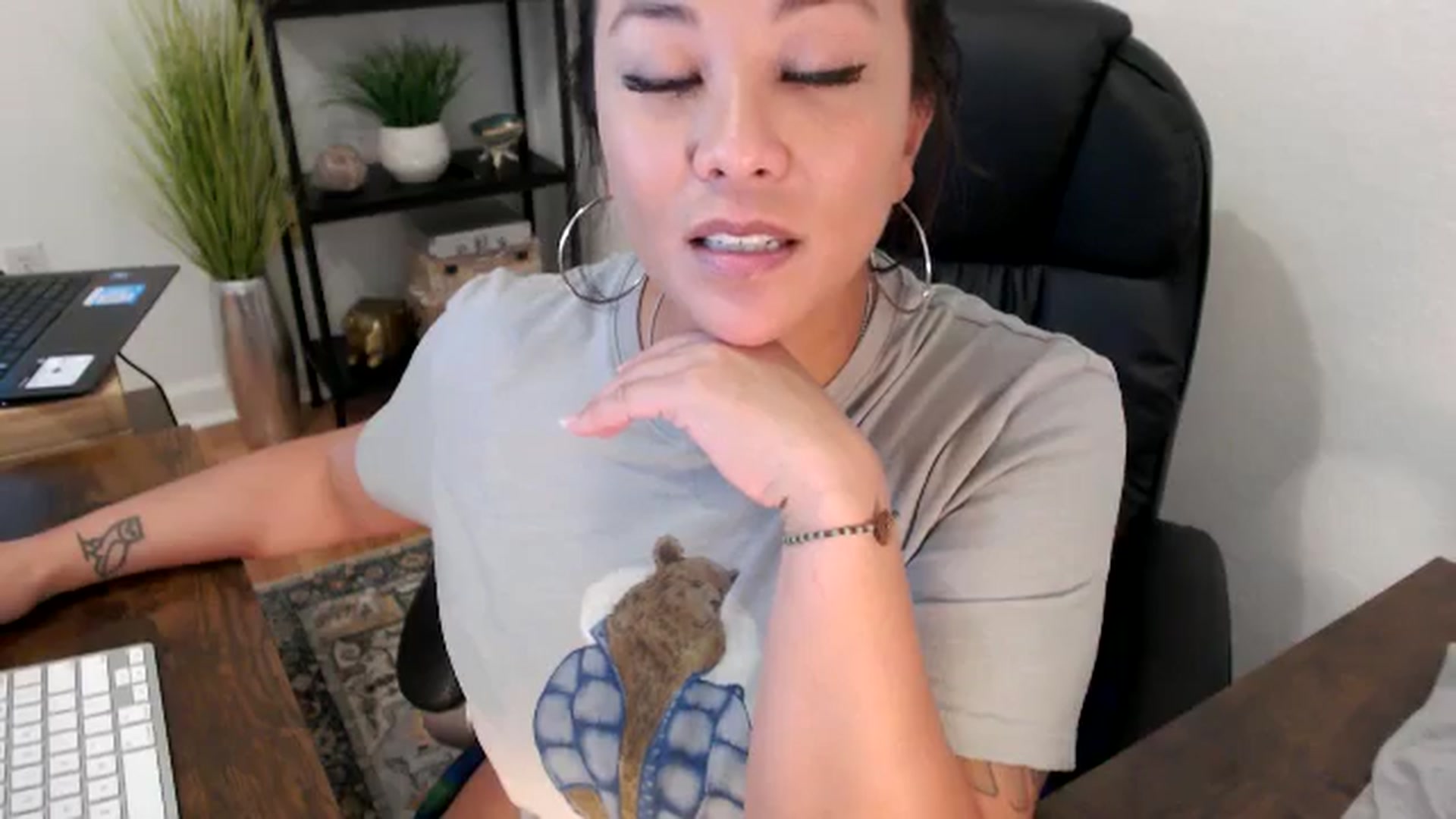 Gallery image thumbnail from MickaylaMinx's myfreecams stream on, 11/21/2024, 19:25 image 10 of 20