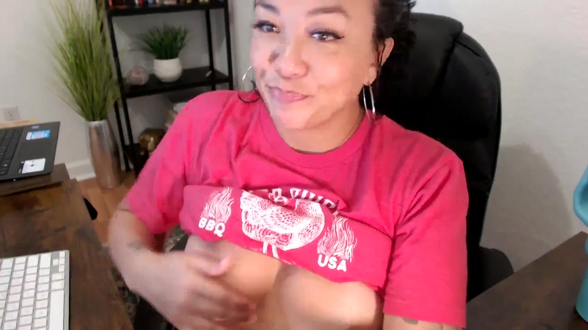 Gallery image thumbnail from MickaylaMinx's myfreecams stream on, 11/22/2024, 16:47 image 17 of 20