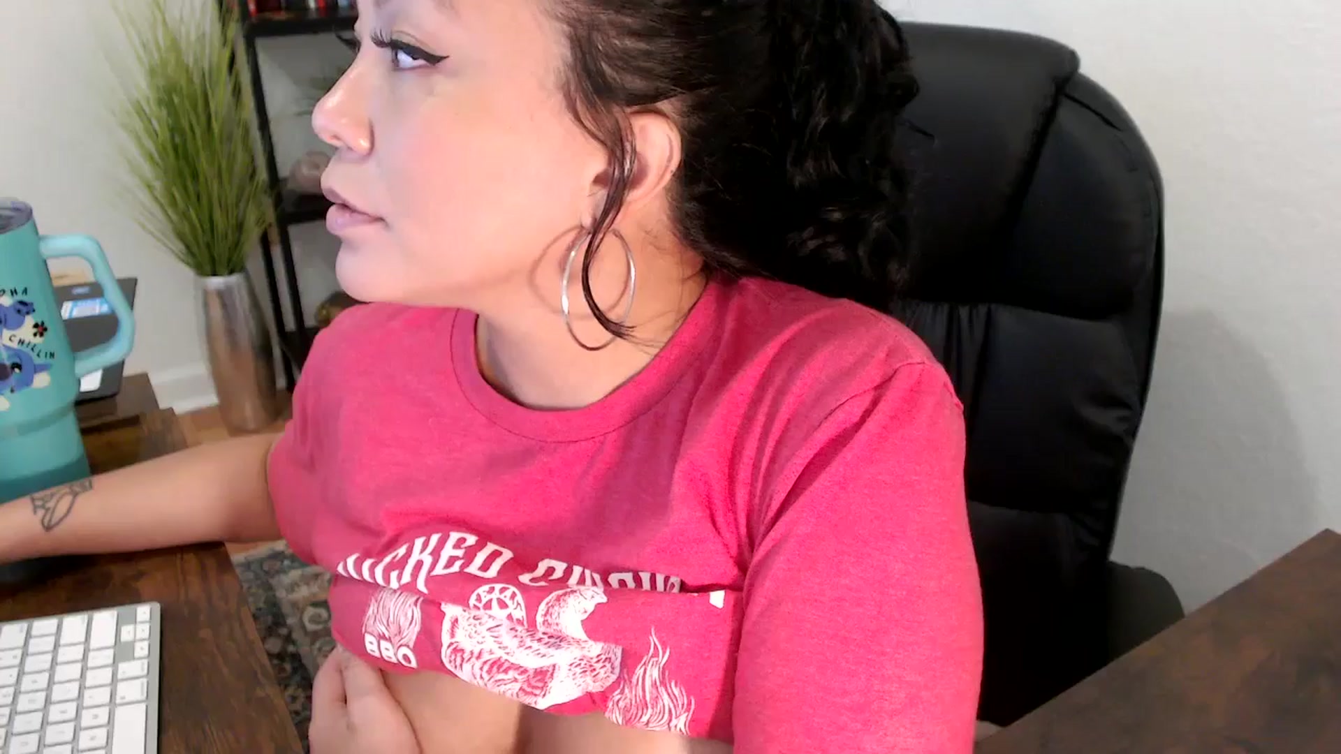 Gallery image thumbnail from MickaylaMinx's myfreecams stream on, 11/22/2024, 20:08 image 8 of 20