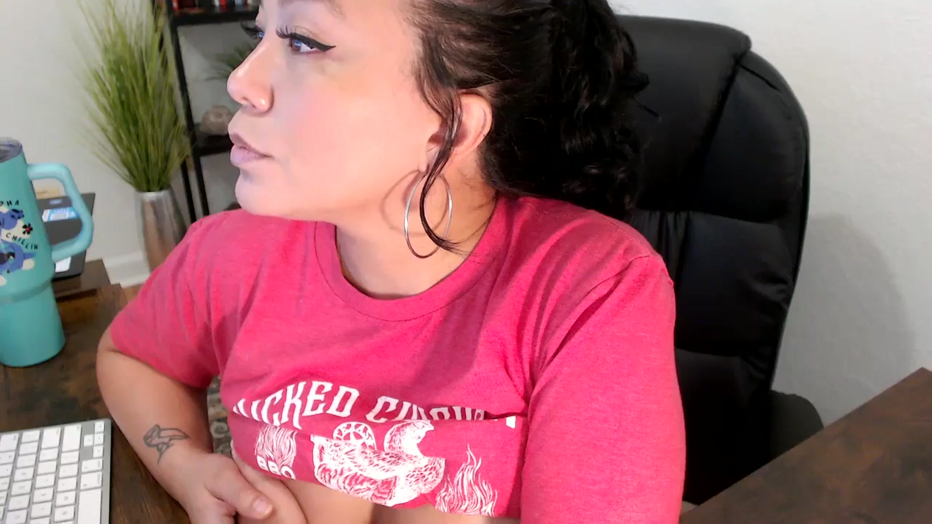 Gallery image thumbnail from MickaylaMinx's myfreecams stream on, 11/22/2024, 20:08 image 9 of 20