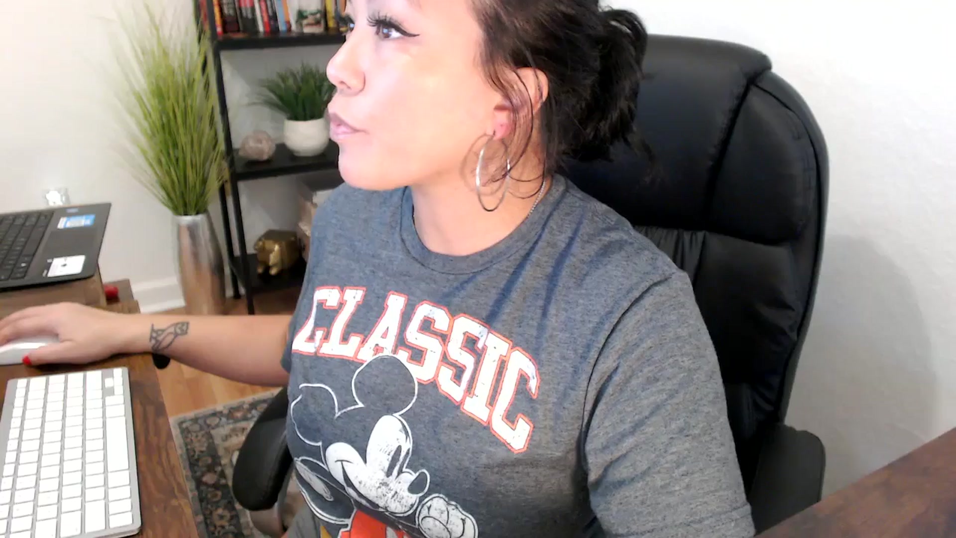 Gallery image thumbnail from MickaylaMinx's myfreecams stream on, 11/25/2024, 18:27 image 7 of 20