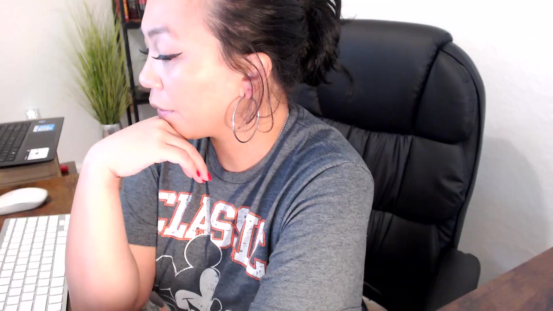 Gallery image thumbnail from MickaylaMinx's myfreecams stream on, 11/25/2024, 18:27 image 17 of 20