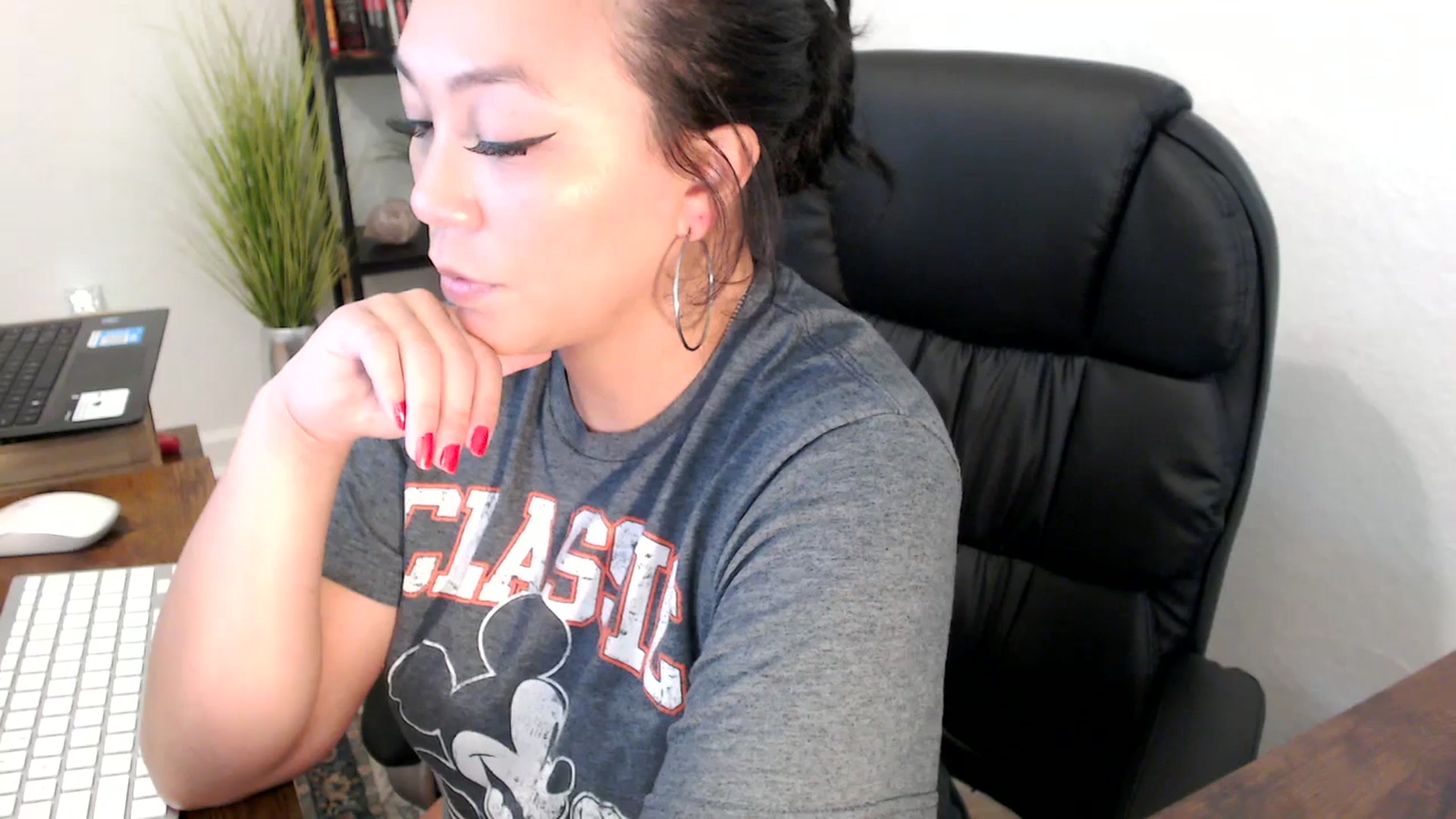 Gallery image thumbnail from MickaylaMinx's myfreecams stream on, 11/25/2024, 18:27 image 16 of 20