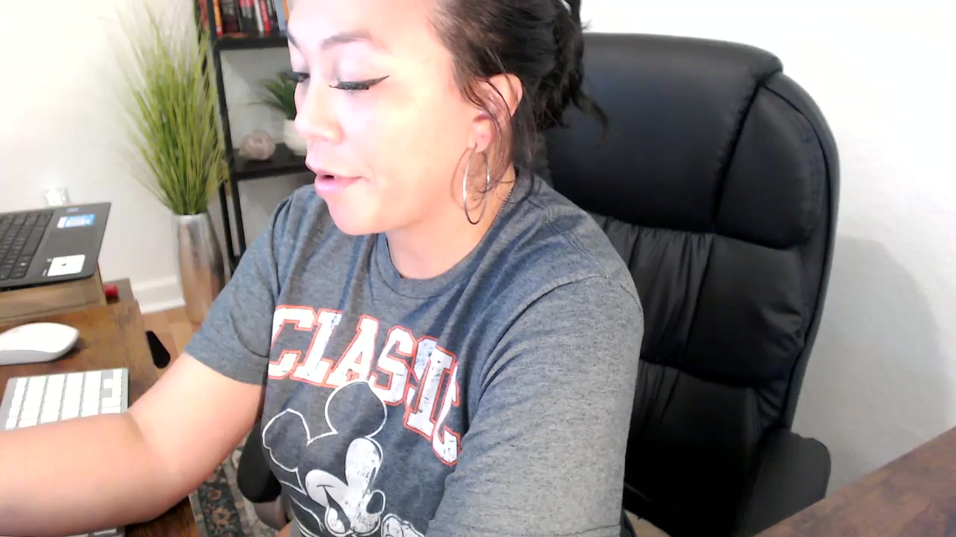Gallery image thumbnail from MickaylaMinx's myfreecams stream on, 11/25/2024, 18:27 image 14 of 20