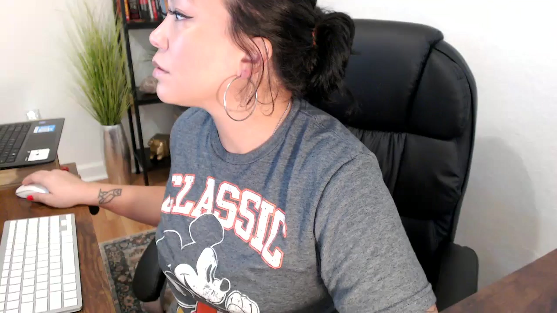 Gallery image thumbnail from MickaylaMinx's myfreecams stream on, 11/25/2024, 18:27 image 1 of 20
