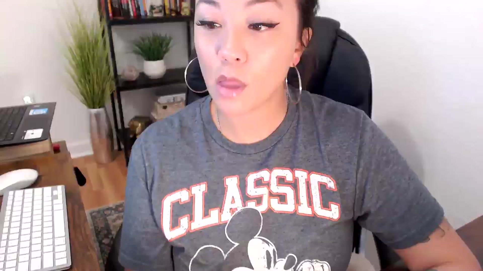 Gallery image thumbnail from MickaylaMinx's myfreecams stream on, 11/25/2024, 18:27 image 3 of 20