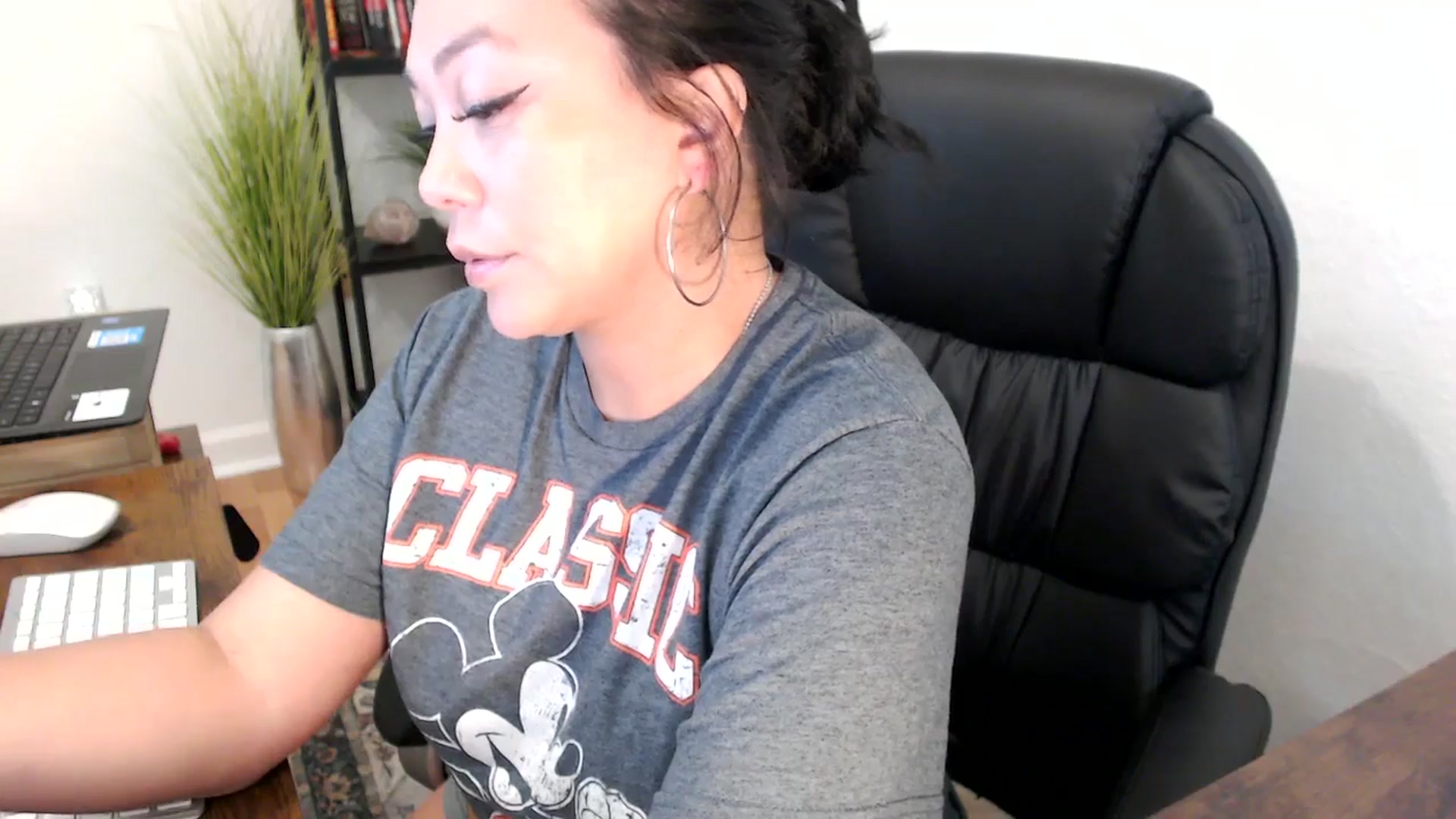 Gallery image thumbnail from MickaylaMinx's myfreecams stream on, 11/25/2024, 18:27 image 10 of 20