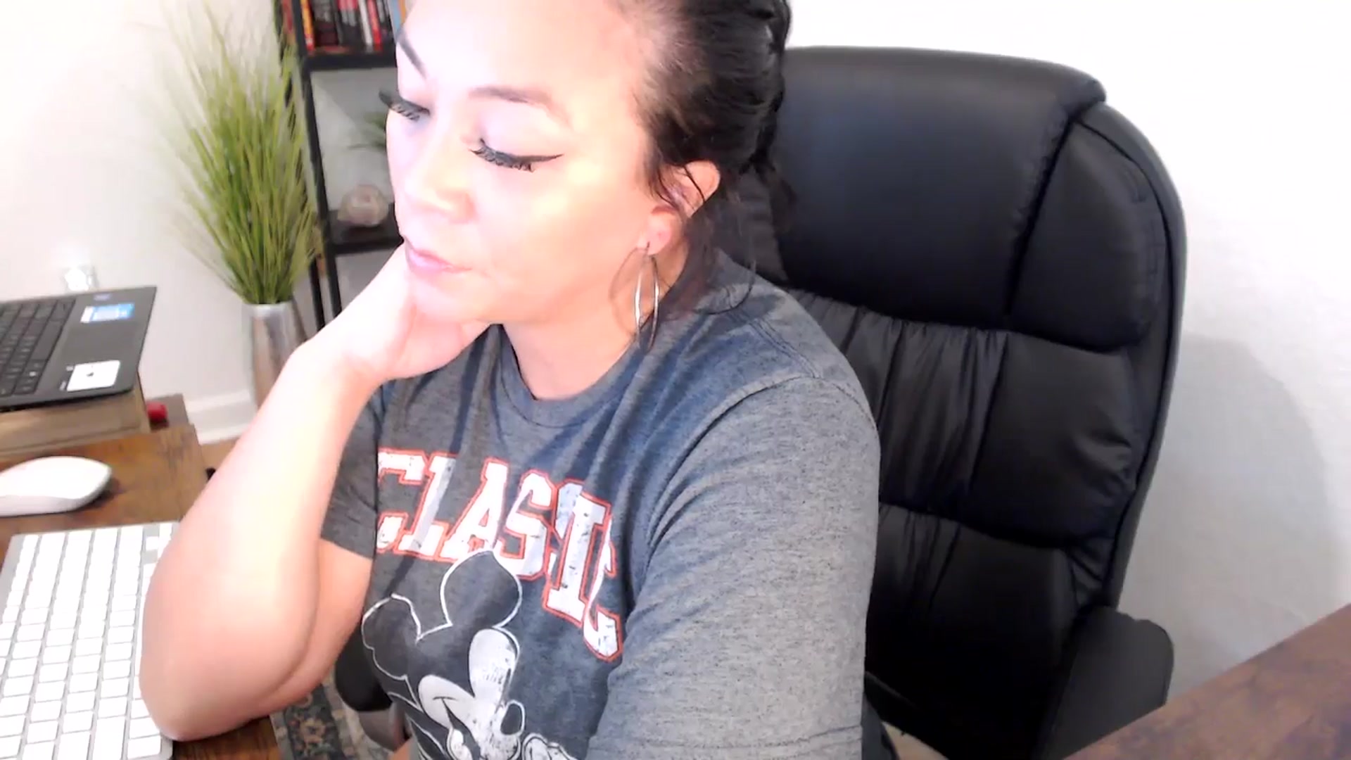 Gallery image thumbnail from MickaylaMinx's myfreecams stream on, 11/25/2024, 18:27 image 15 of 20