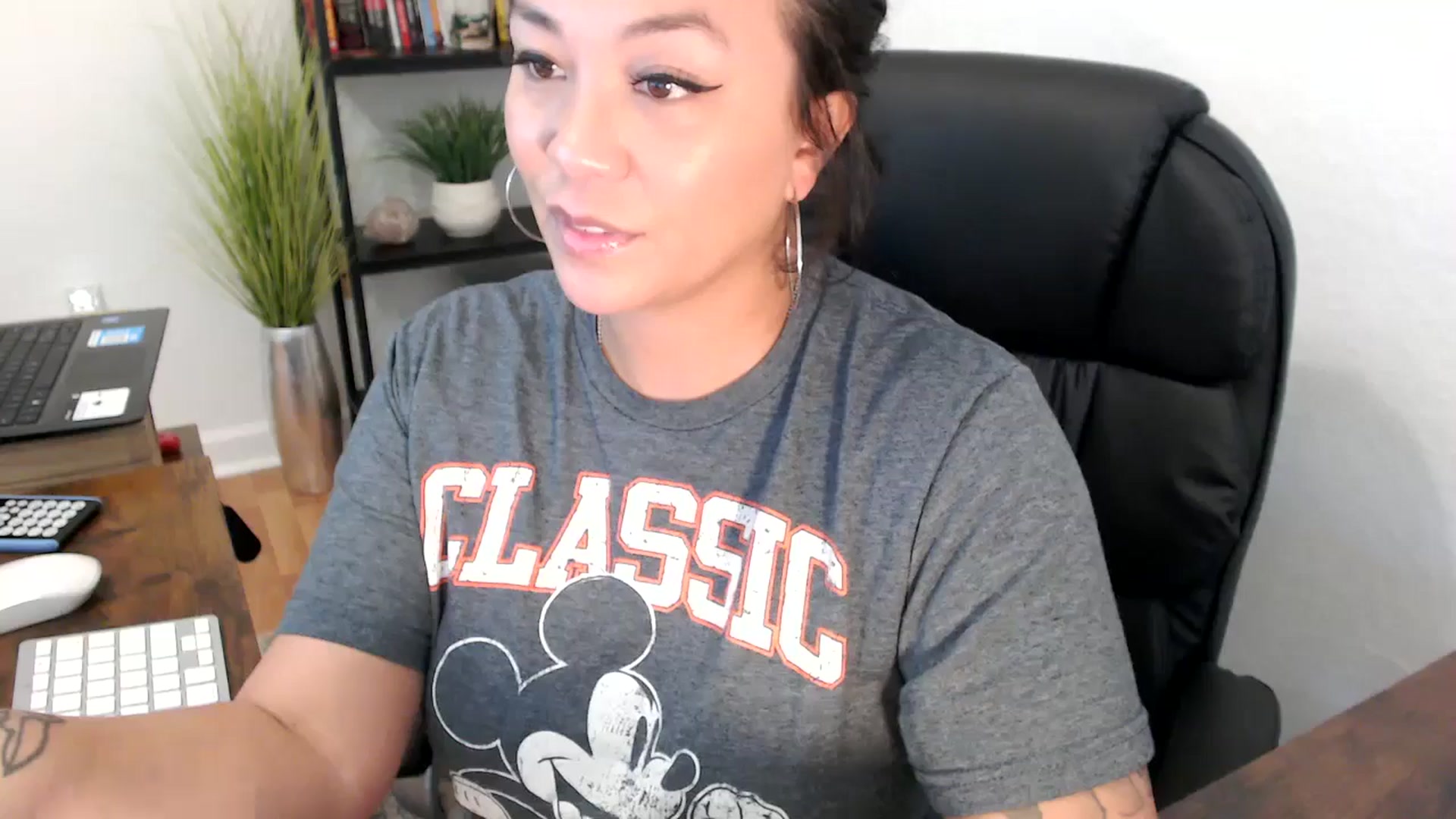 Gallery image thumbnail from MickaylaMinx's myfreecams stream on, 11/25/2024, 18:58 image 13 of 20