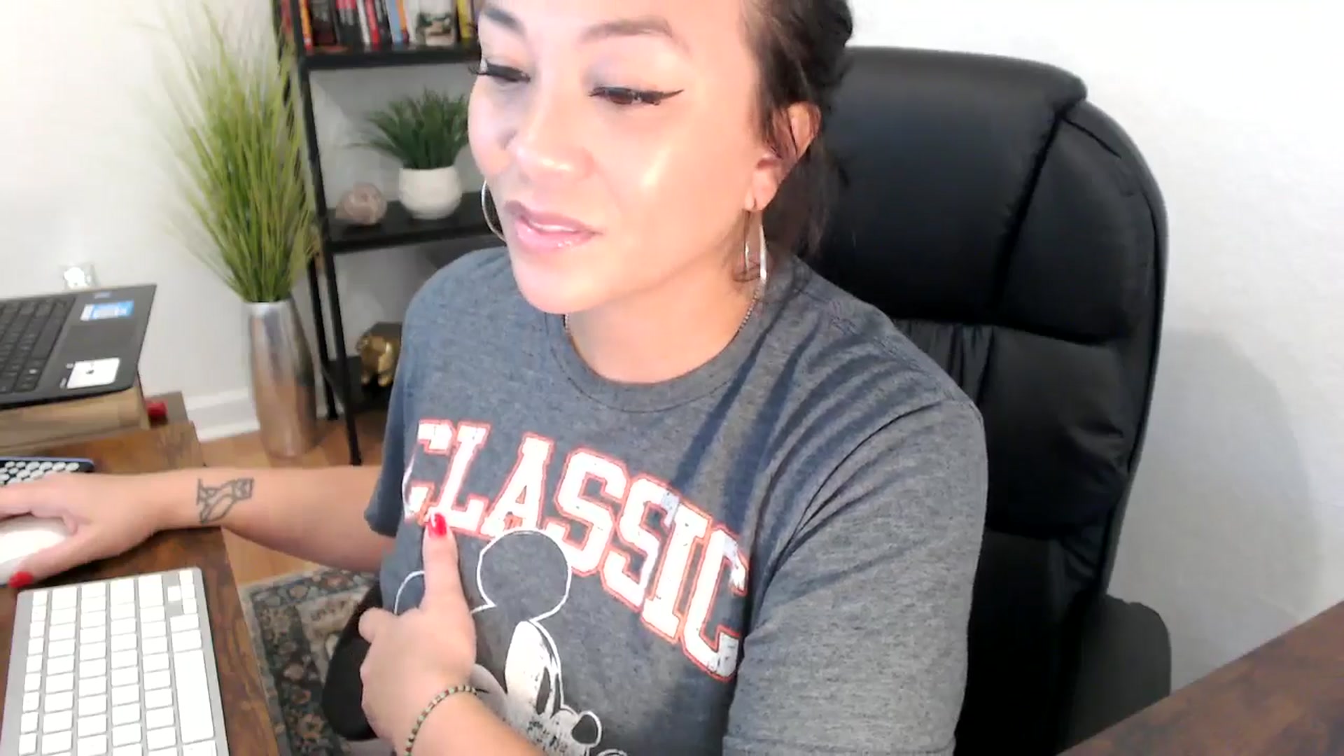 Gallery image thumbnail from MickaylaMinx's myfreecams stream on, 11/25/2024, 18:58 image 12 of 20
