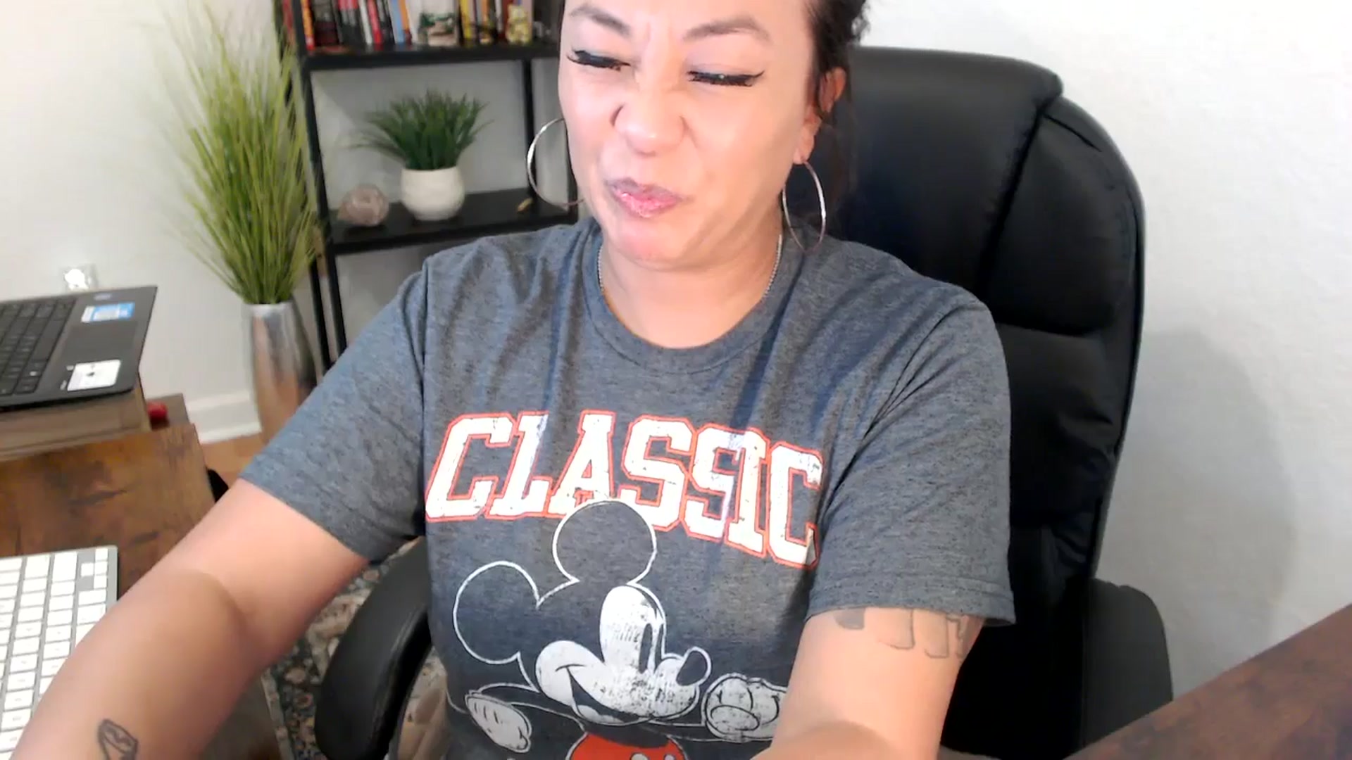 Gallery image thumbnail from MickaylaMinx's myfreecams stream on, 11/25/2024, 18:58 image 8 of 20