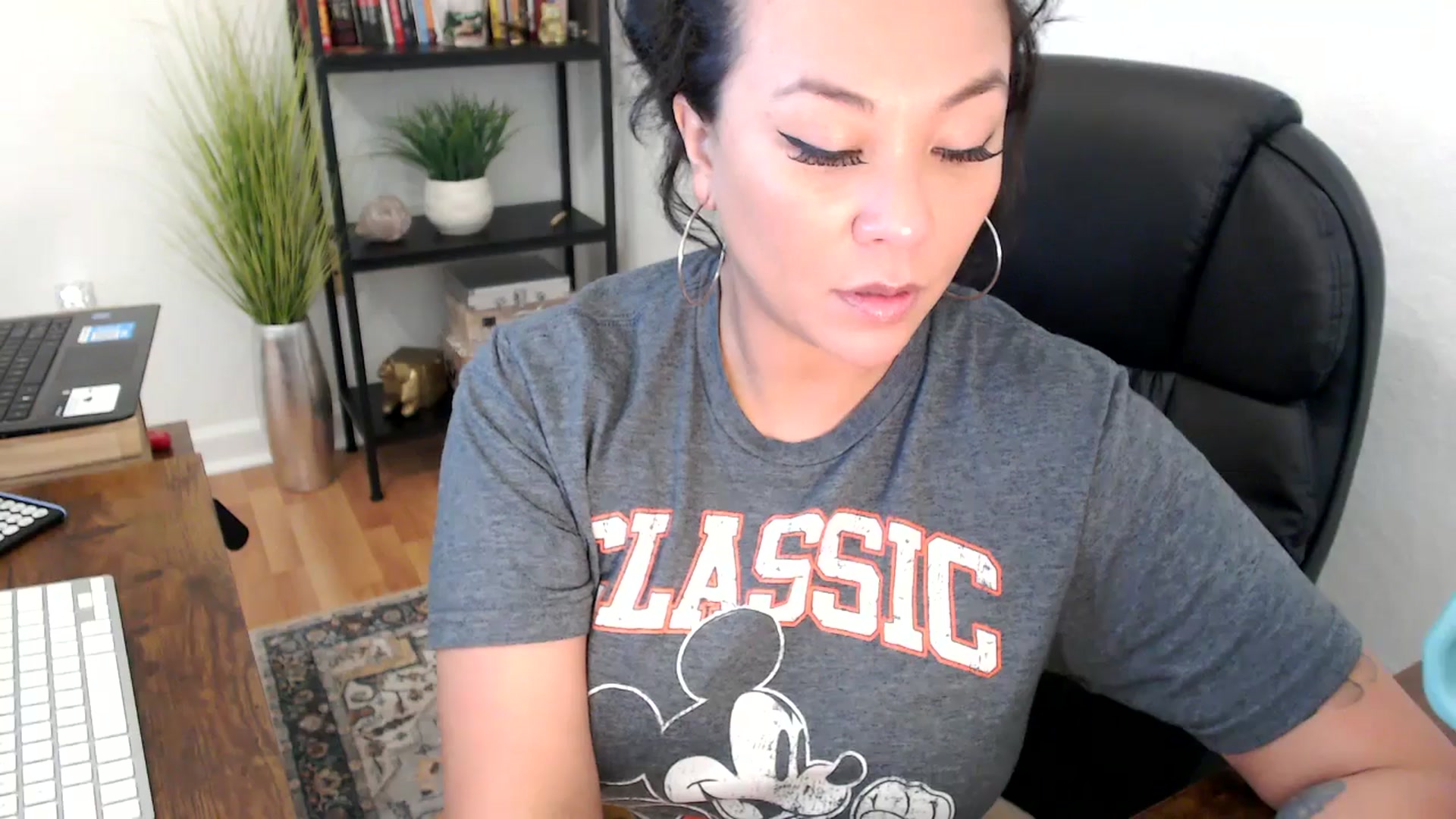 Gallery image thumbnail from MickaylaMinx's myfreecams stream on, 11/25/2024, 21:43 image 11 of 20