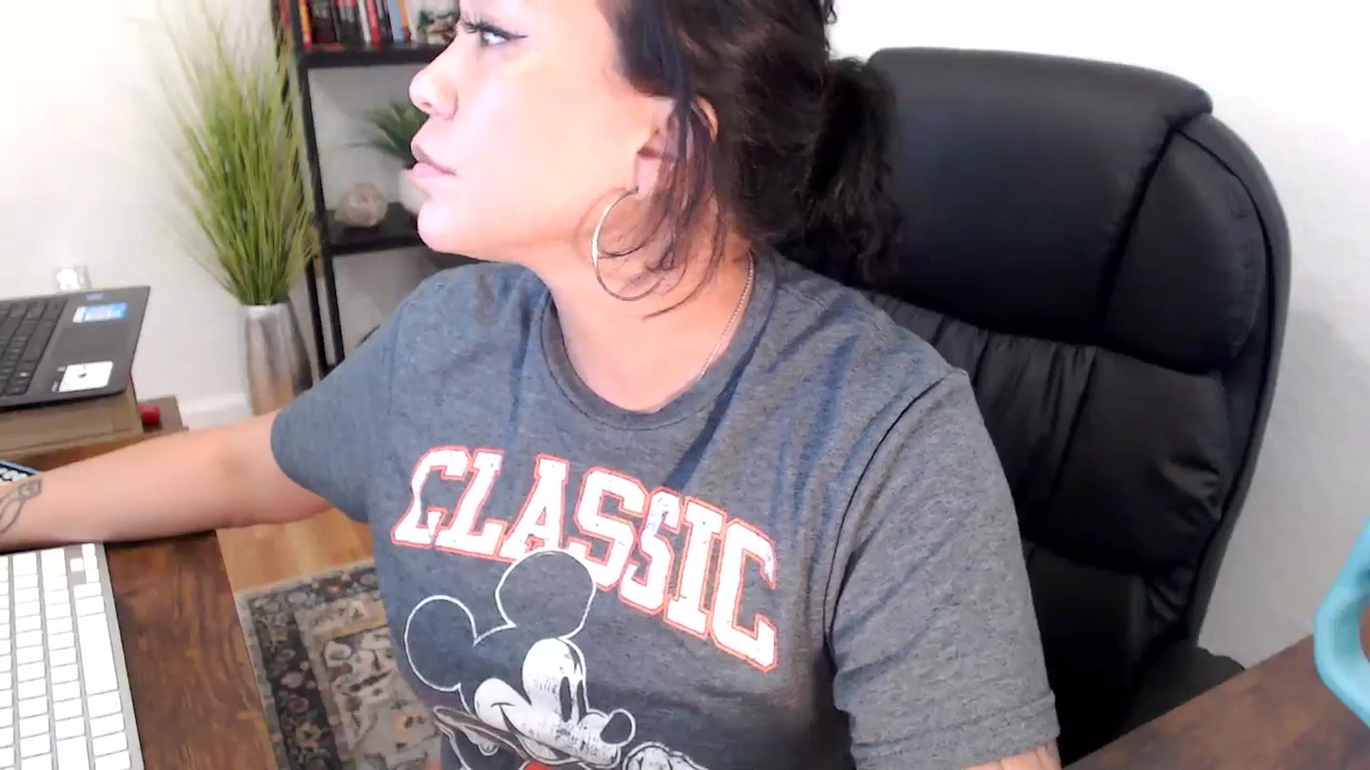 Gallery image thumbnail from MickaylaMinx's myfreecams stream on, 11/25/2024, 21:43 image 14 of 20