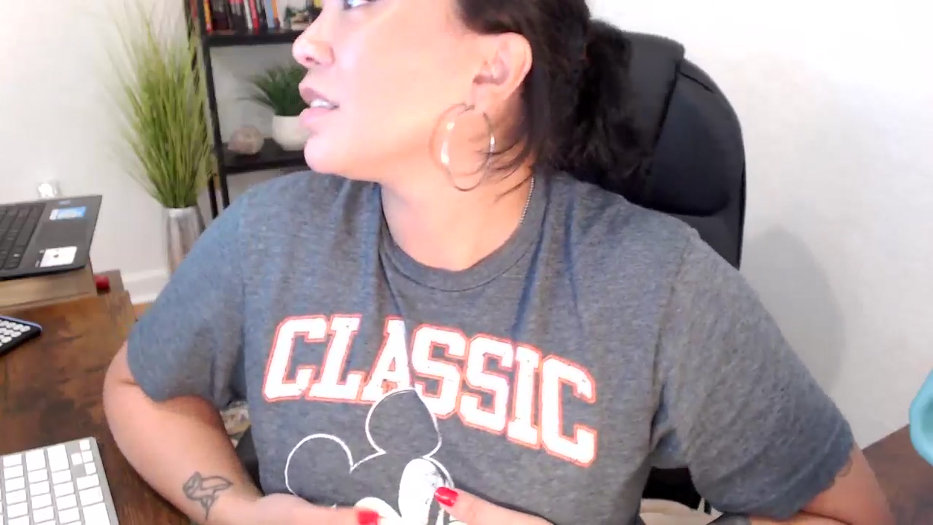 Gallery image thumbnail from MickaylaMinx's myfreecams stream on, 11/25/2024, 21:43 image 4 of 20