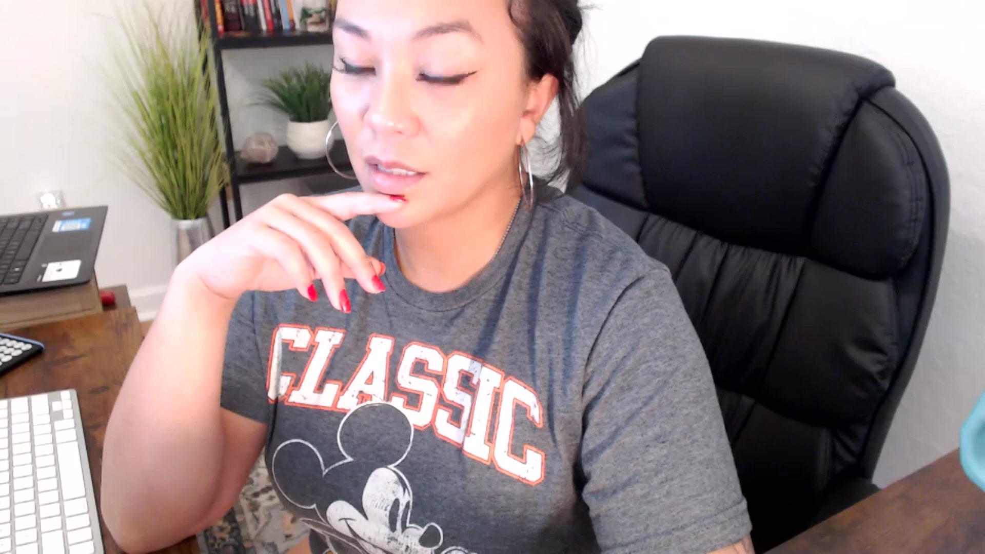 Gallery image thumbnail from MickaylaMinx's myfreecams stream on, 11/25/2024, 21:43 image 8 of 20
