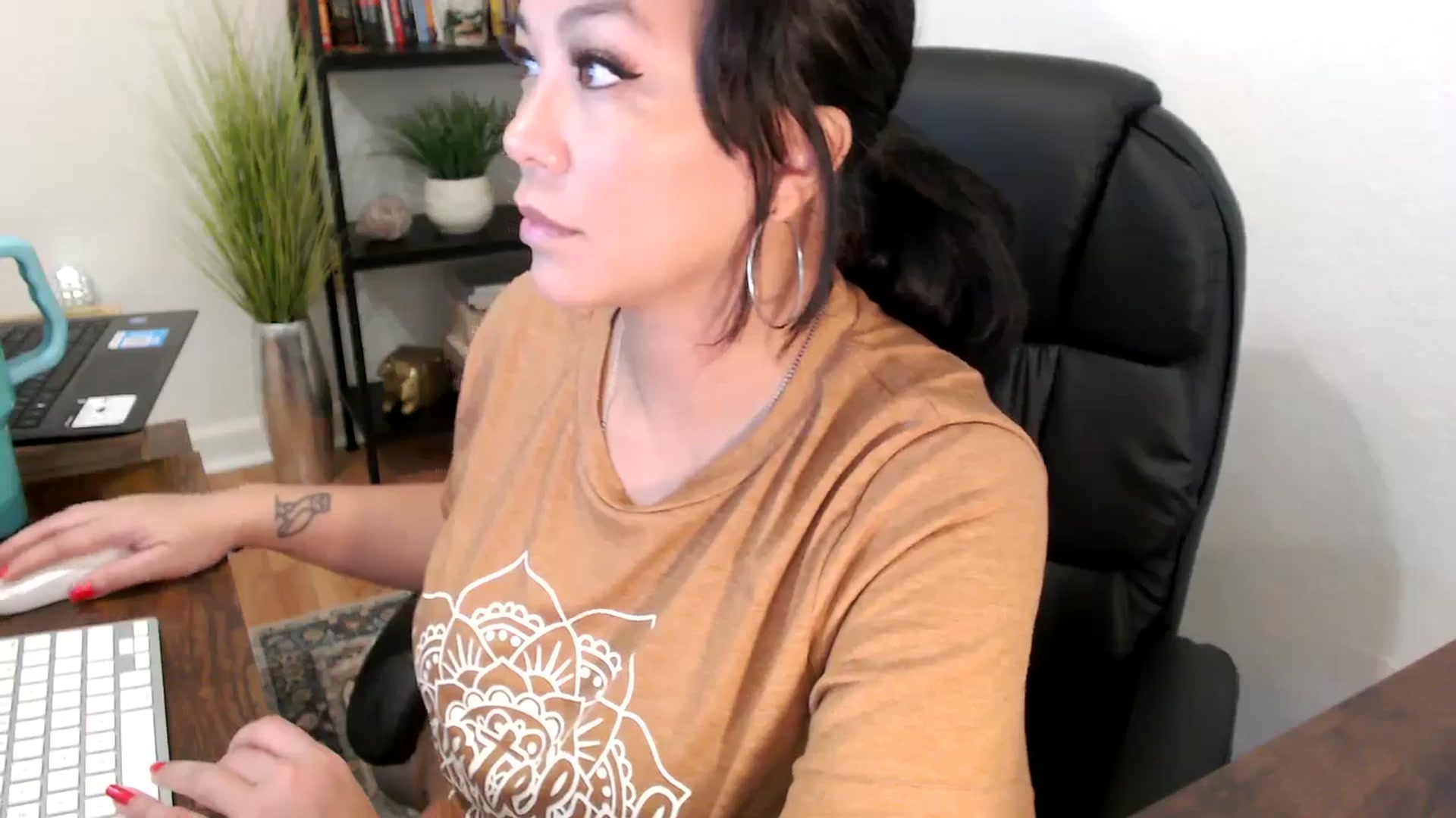 Gallery image thumbnail from MickaylaMinx's myfreecams stream on, 11/26/2024, 16:57 image 16 of 20