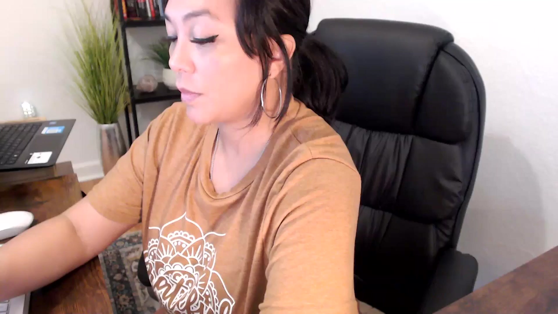 Gallery image thumbnail from MickaylaMinx's myfreecams stream on, 11/26/2024, 16:57 image 11 of 20