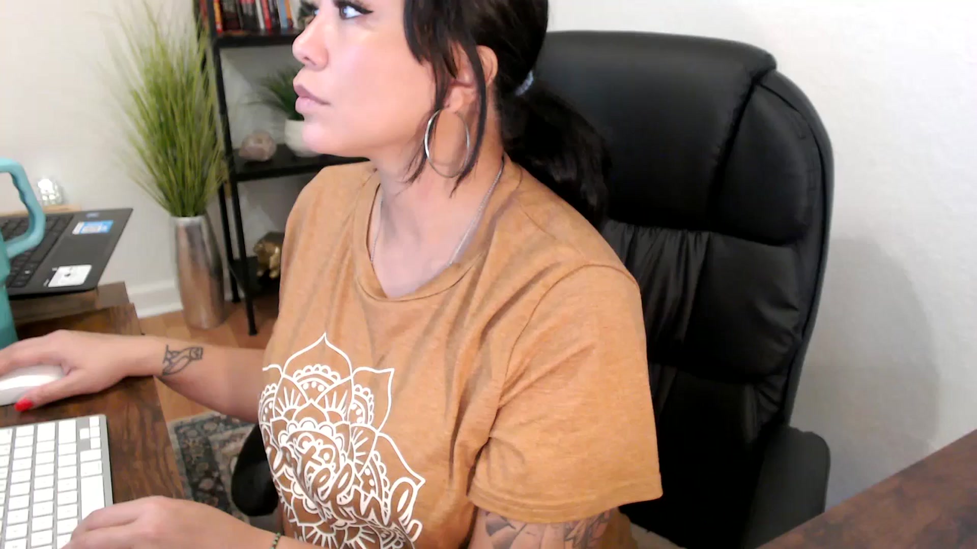 Gallery image thumbnail from MickaylaMinx's myfreecams stream on, 11/26/2024, 16:57 image 17 of 20