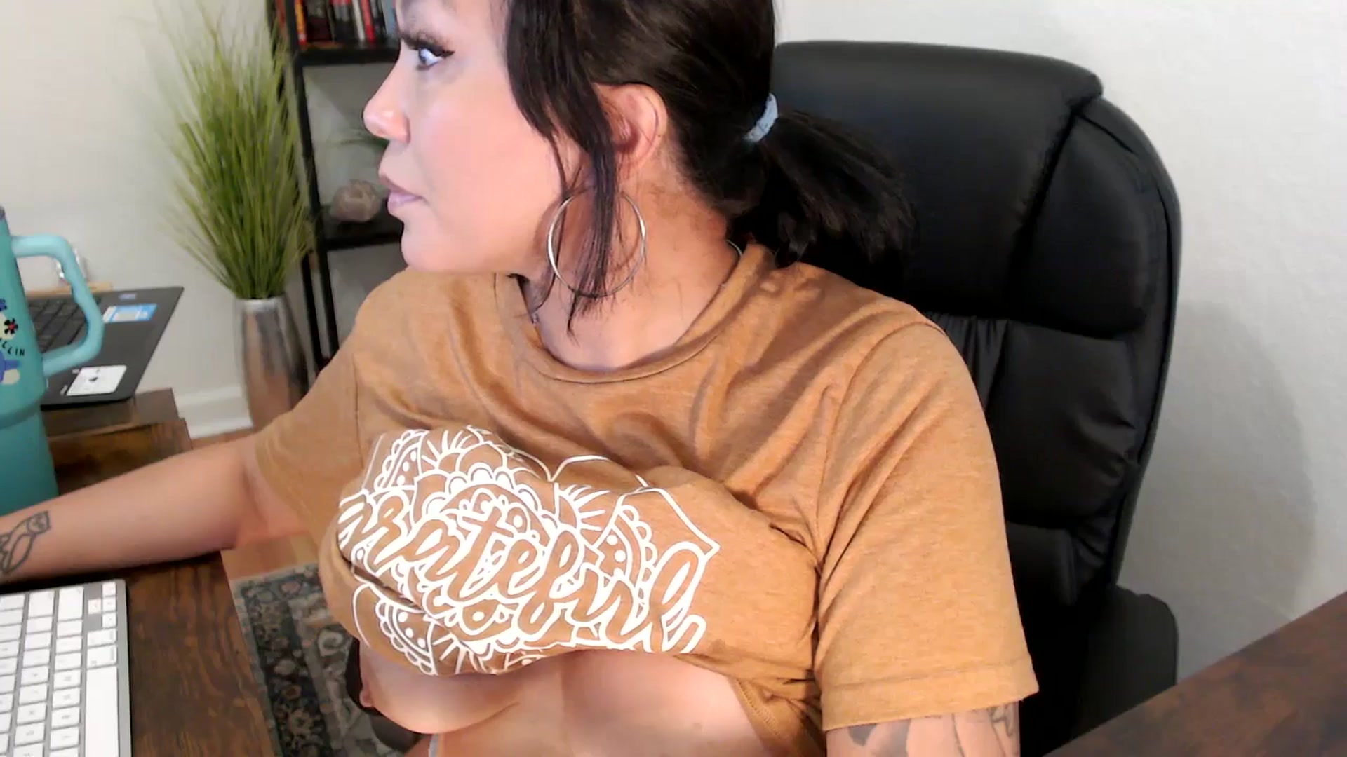 Gallery image thumbnail from MickaylaMinx's myfreecams stream on, 11/26/2024, 18:26 image 18 of 20
